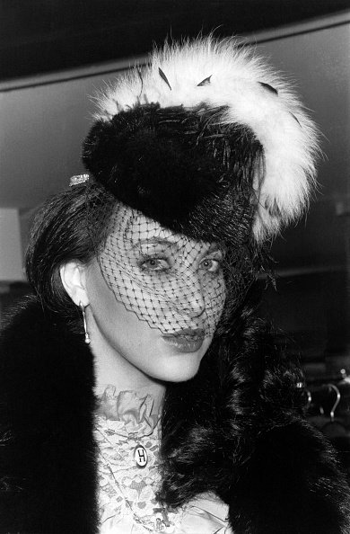 Norma Duval, vedette del espectáculo "des Folies Bergère", presenta una colección de pieles en febrero de 1981 en Paris, Francia. | Fuente: Getty Images