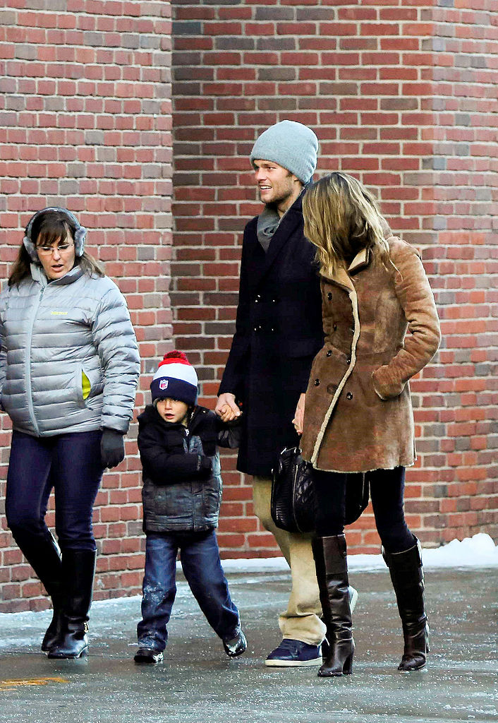 Tom Brady y Gisele Bundchen con Benjamin Brady son vistos el 04 de enero 2014 en Boston, Massachusetts. (Foto de Stickman/Bauer-Griffin/GC Images)