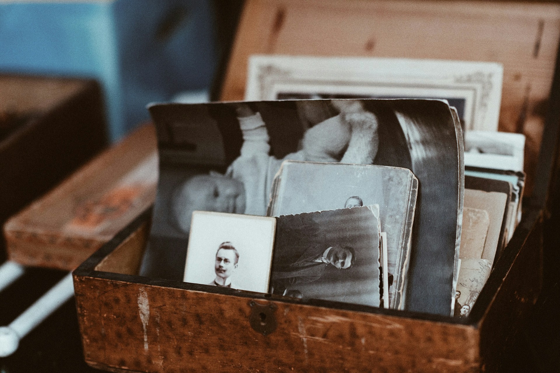 Fotografie vintage in una scatola di legno | Fonte: Unsplash