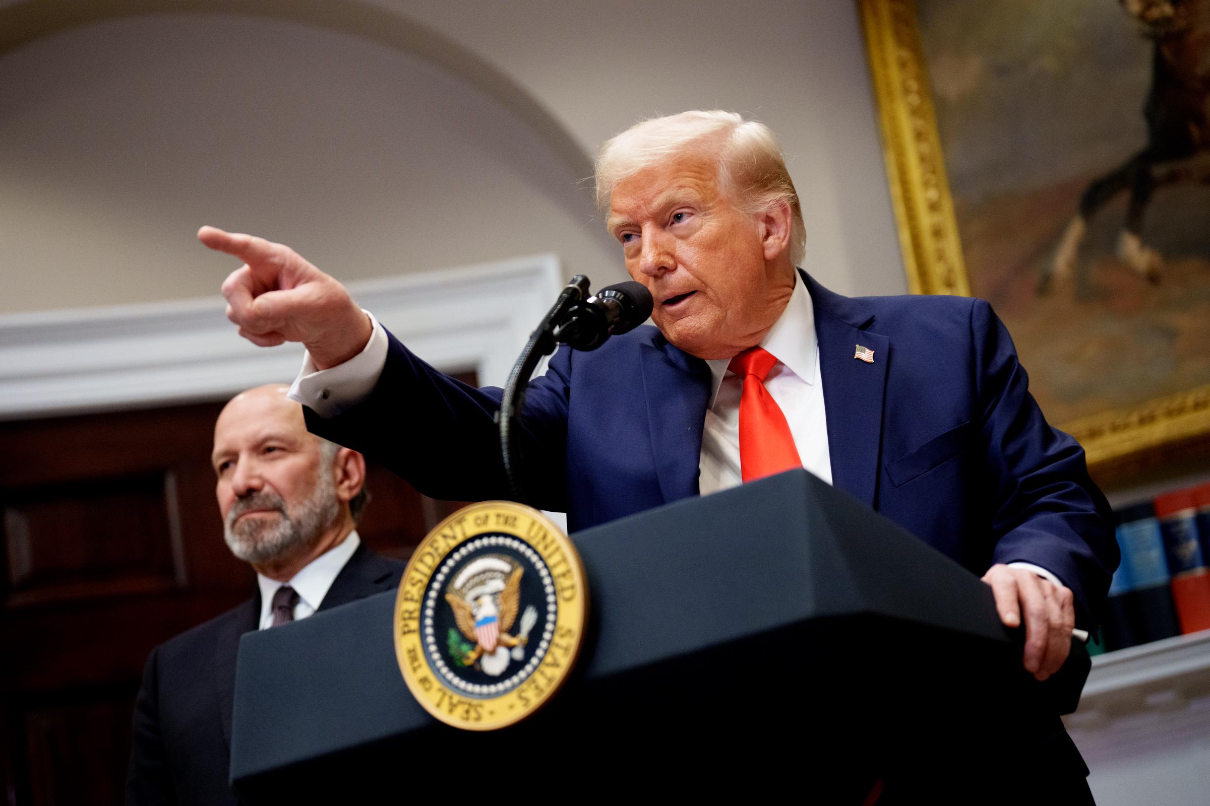 El presidente de EE.UU., Donald Trump, acompañado por el secretario de Comercio, Howard Lutnick (izq.), responde a una pregunta de un periodista en la Sala Roosevelt de la Casa Blanca el 3 de marzo de 2025, en Washington, D.C. | Fuente: Getty Images