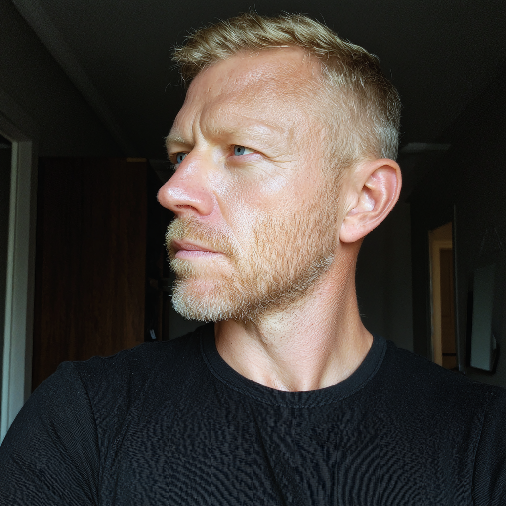 Un hombre de pie en un dormitorio | Fuente: Midjourney