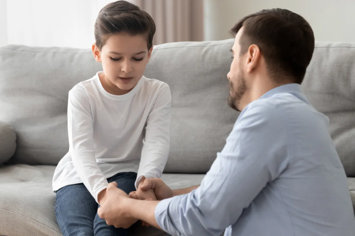 Hombre hablando con un niño | Foto: Shutterstock