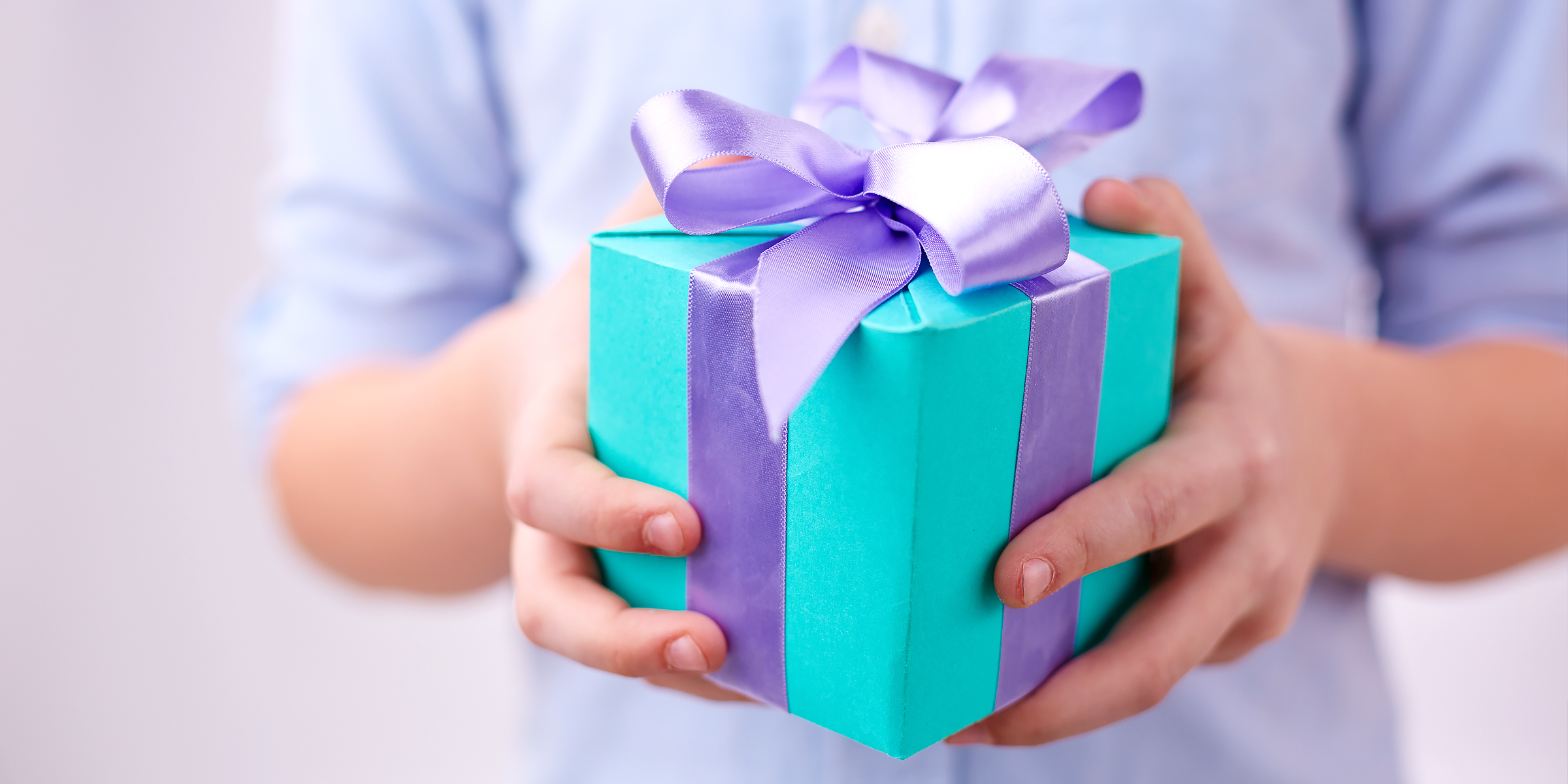 Niño con caja de regalo | Foto: Shutterstock