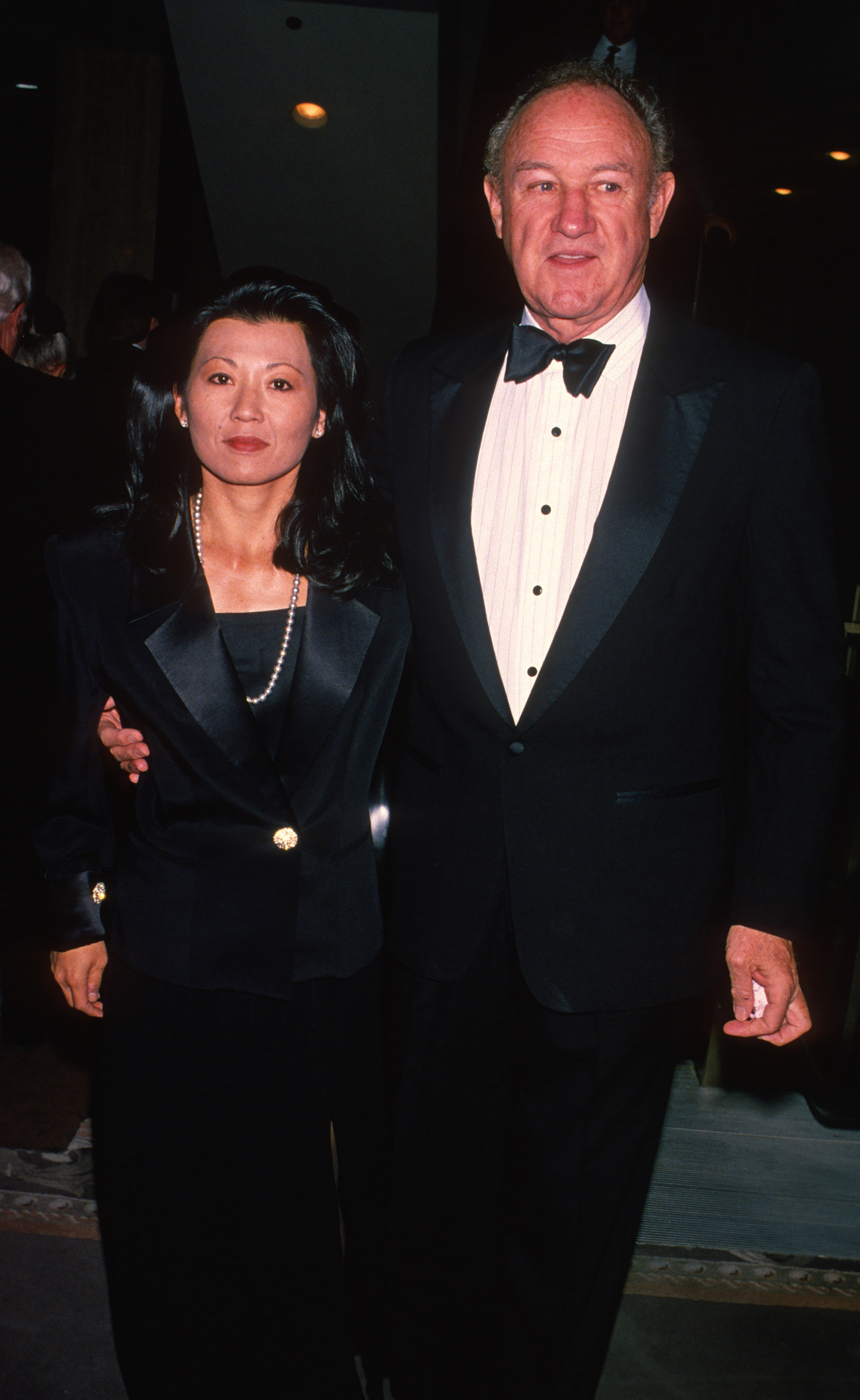 Betsy Arakawa y Gene Hackman en el Baile de Thalians en honor de Liza Minnelli en el Hotel Century Plaza el 8 de octubre de 1994, en Century City, California. | Fuente: Getty Images