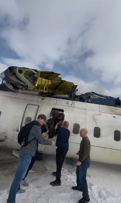 Un pasajero sube por una salida de emergencia mientras otras personas le ayudan a bajar del fuselaje destrozado | Fuente: Instagram.com/eggxit