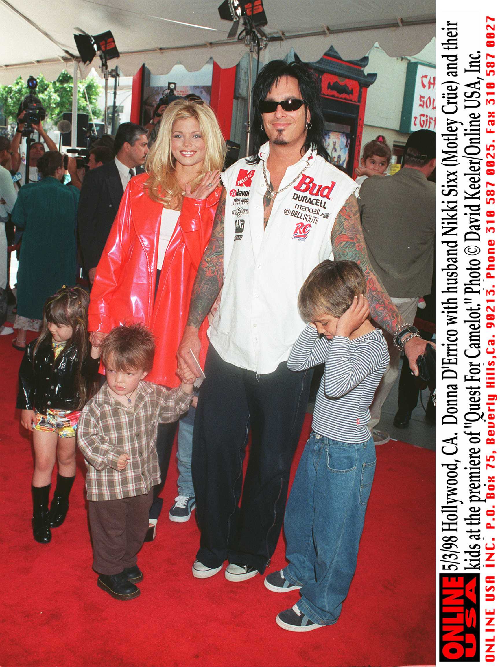 La actriz fotografiada con su entonces marido y sus hijos en 1998 | Fuente: Getty Images