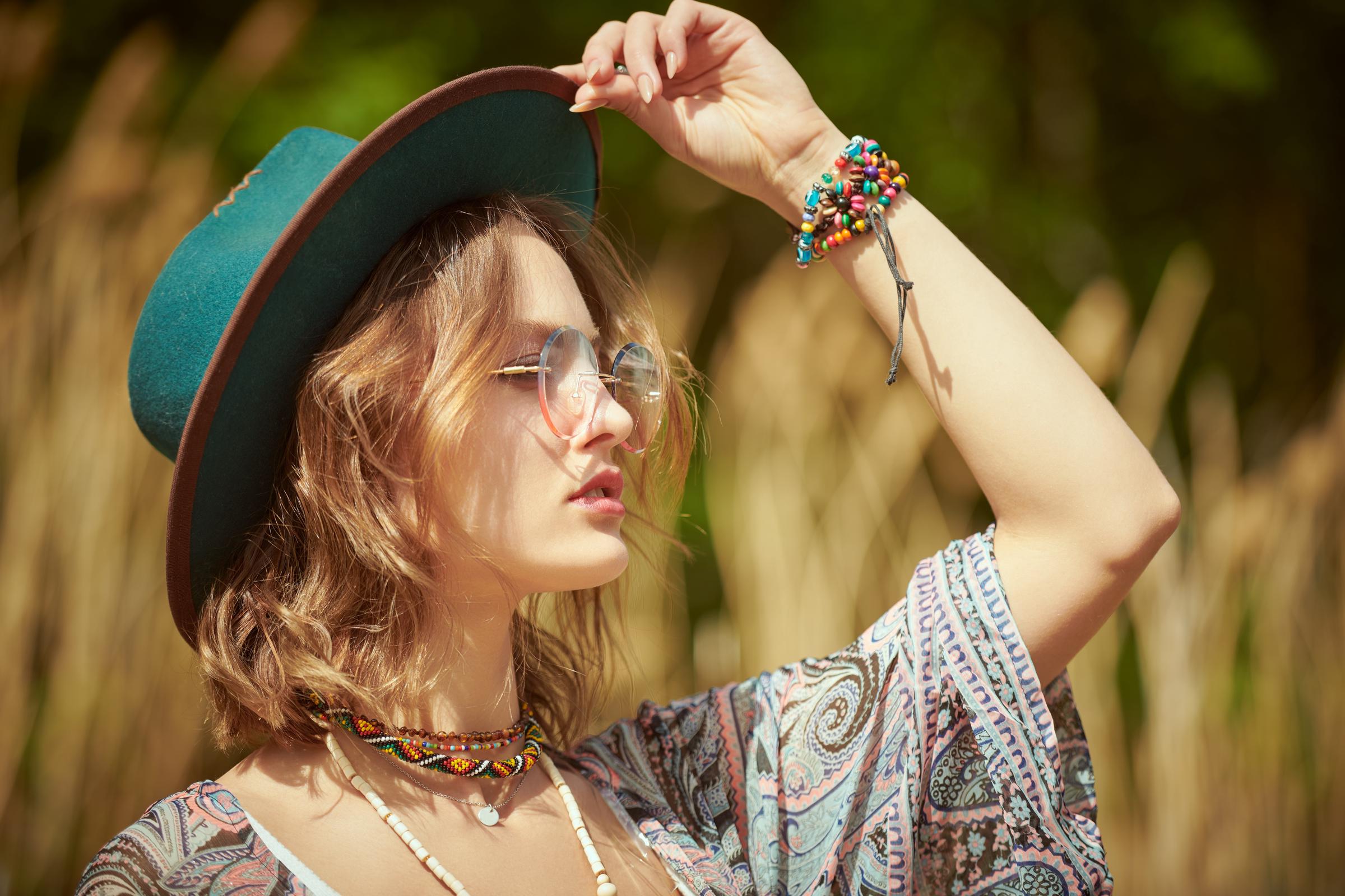 Mujer con ropa de estilo boho | Fuente: Shutterstock