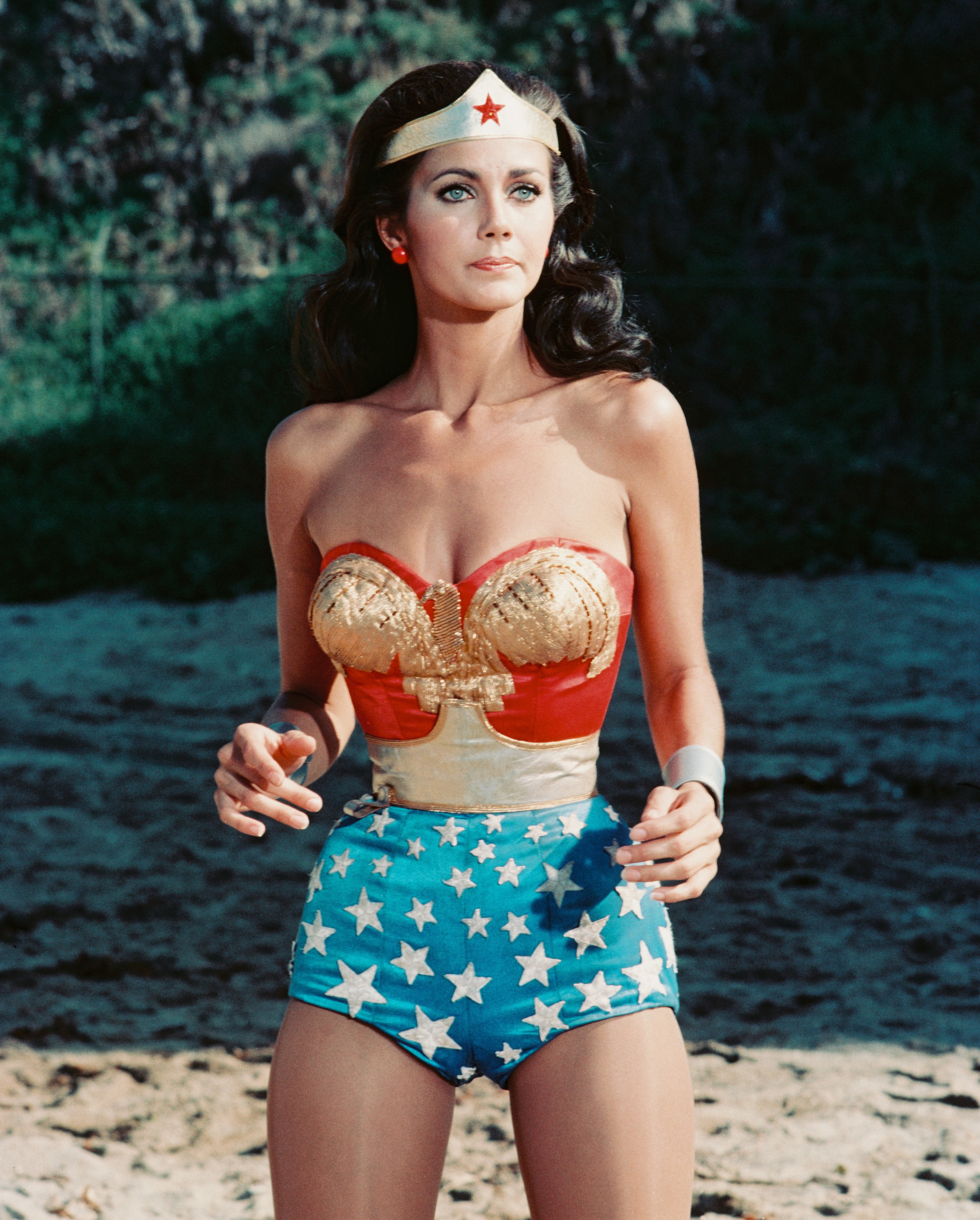 Lynda Carter se convirtió en una leyenda de la televisión gracias a su interpretación de la Mujer Maravilla en los años 70. Casi cinco décadas después, su legado como superheroína sigue cautivando a generaciones de admiradores.