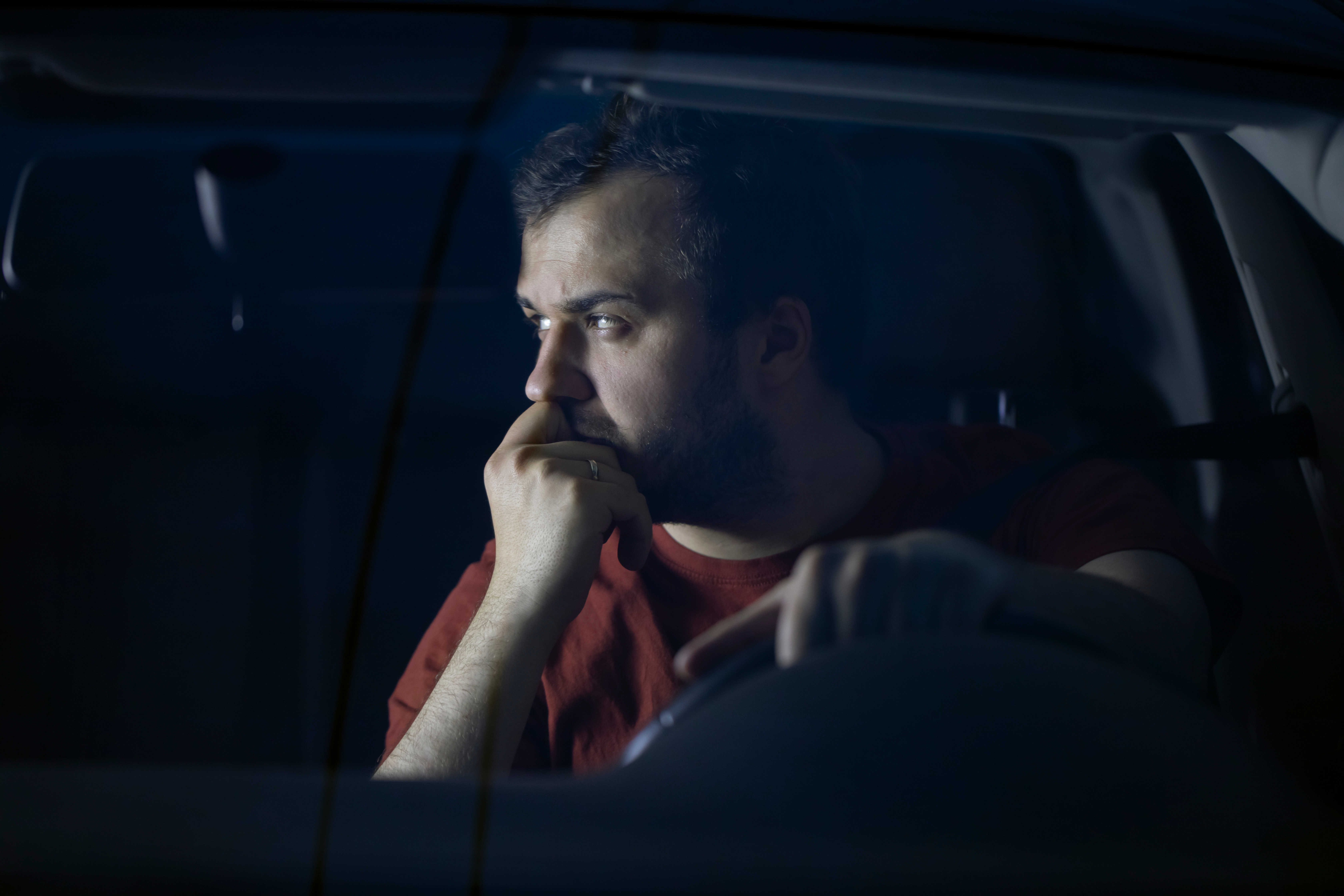 Hombre triste y deprimido pasando el tiempo solo en el Automóvil pensando en sus problemas sintiéndose solo. | Fuente: Shutterstock