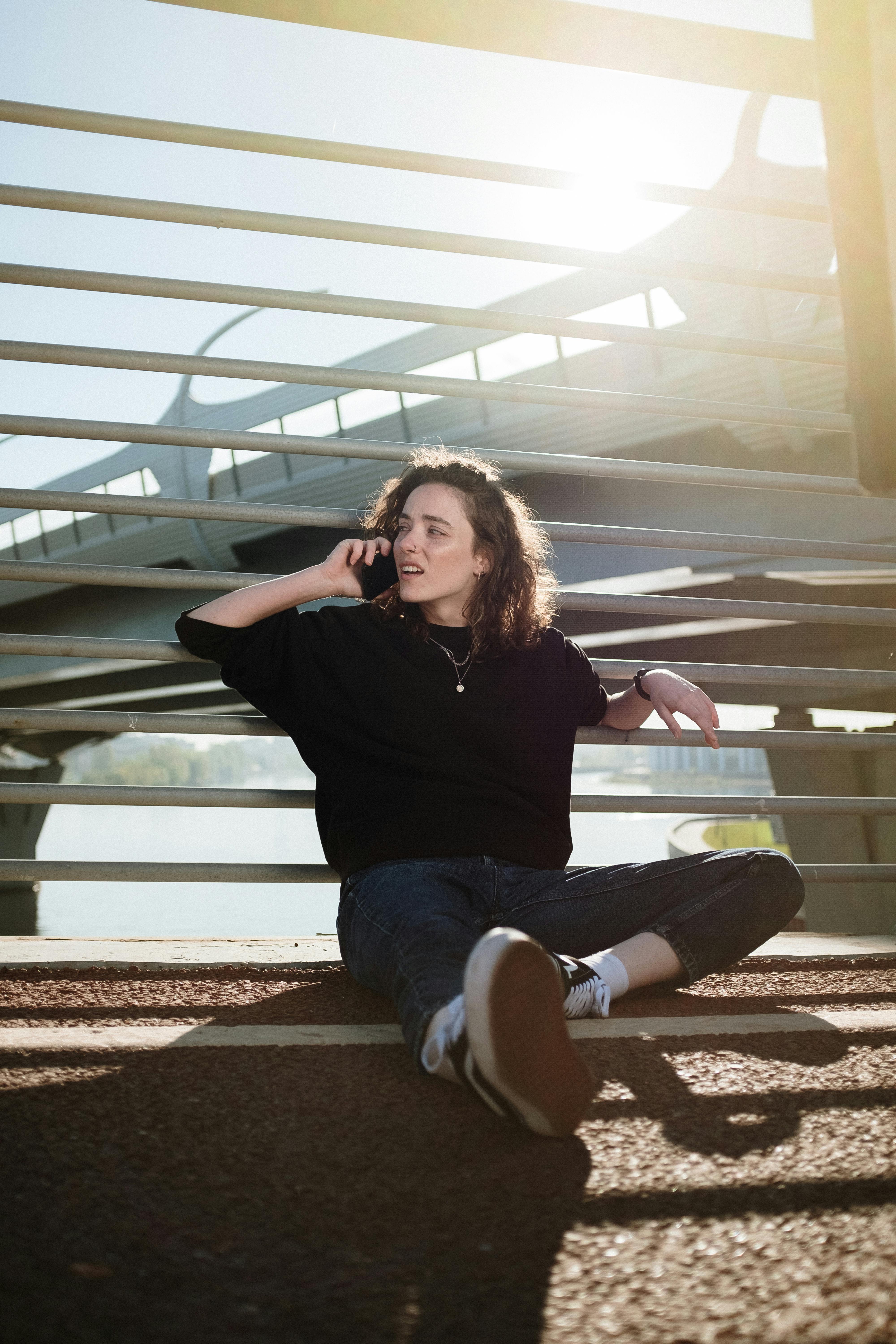 Una mujer alterada hablando con alguien por teléfono | Fuente: Pexels