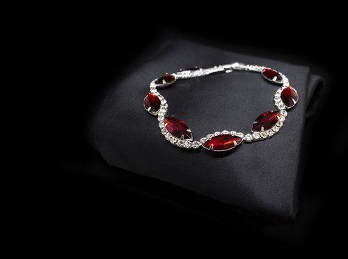Pulsera de diamante y rubí. | Imagen: Shutterstock