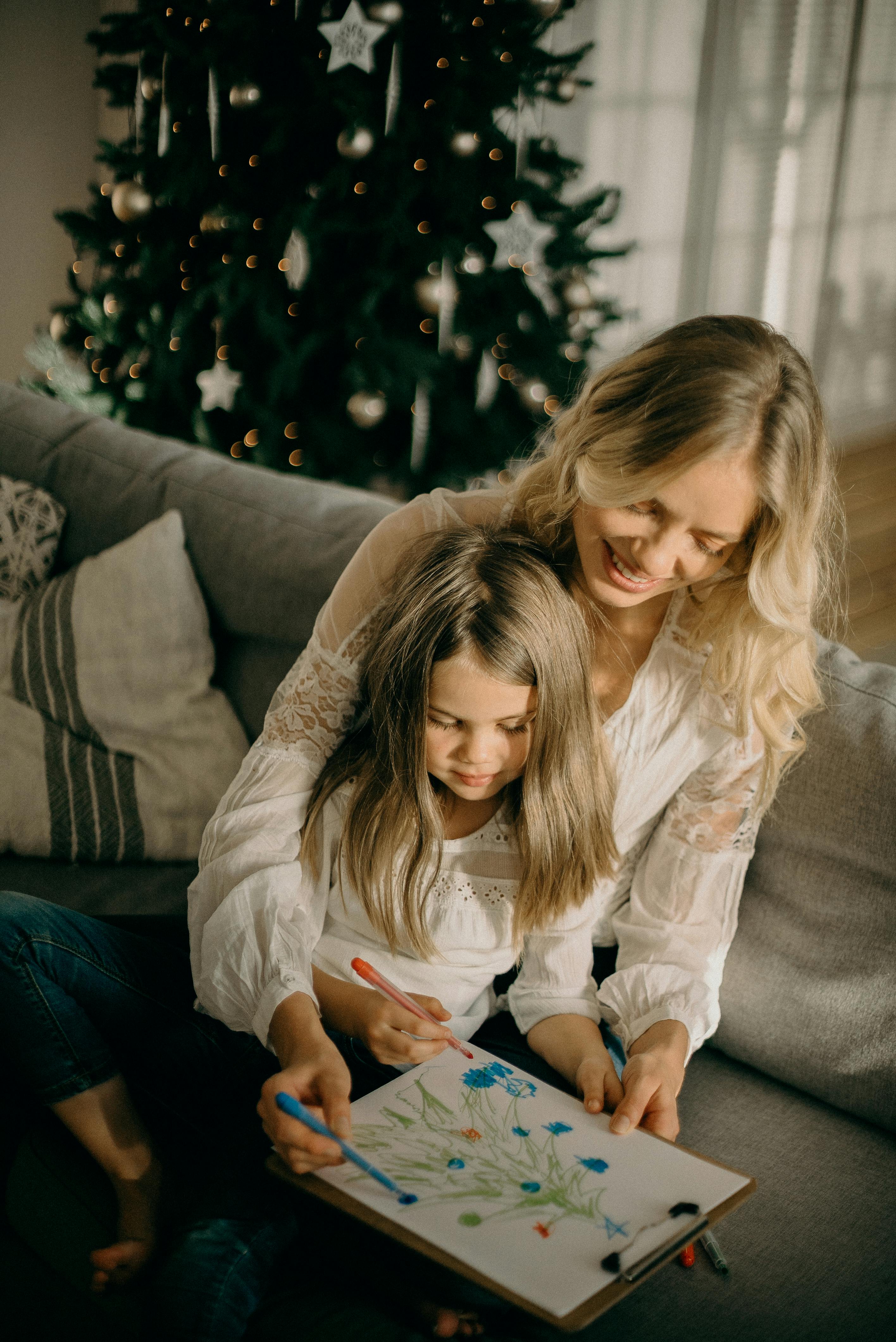 Una mujer dibujando con su hija | Fuente: Pexels