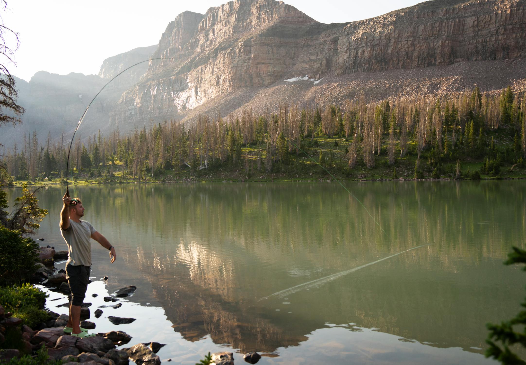 Un hombre pescando | Fuente: Pexels