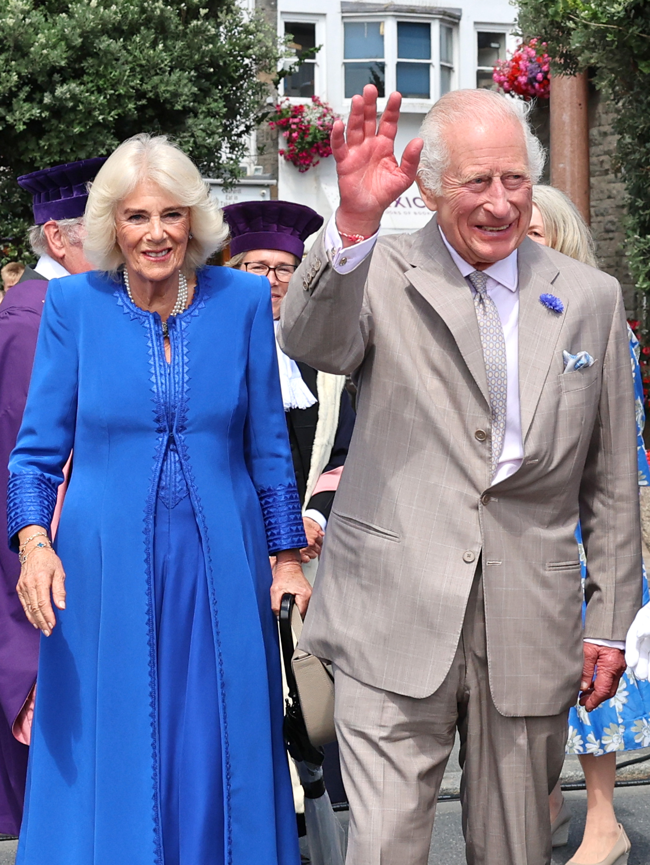 La reina Camilla y el rey Charles III durante su visita a Guernsey en St Peter Port, Guernsey, el 16 de julio de 2024 | Fuente: Getty Images