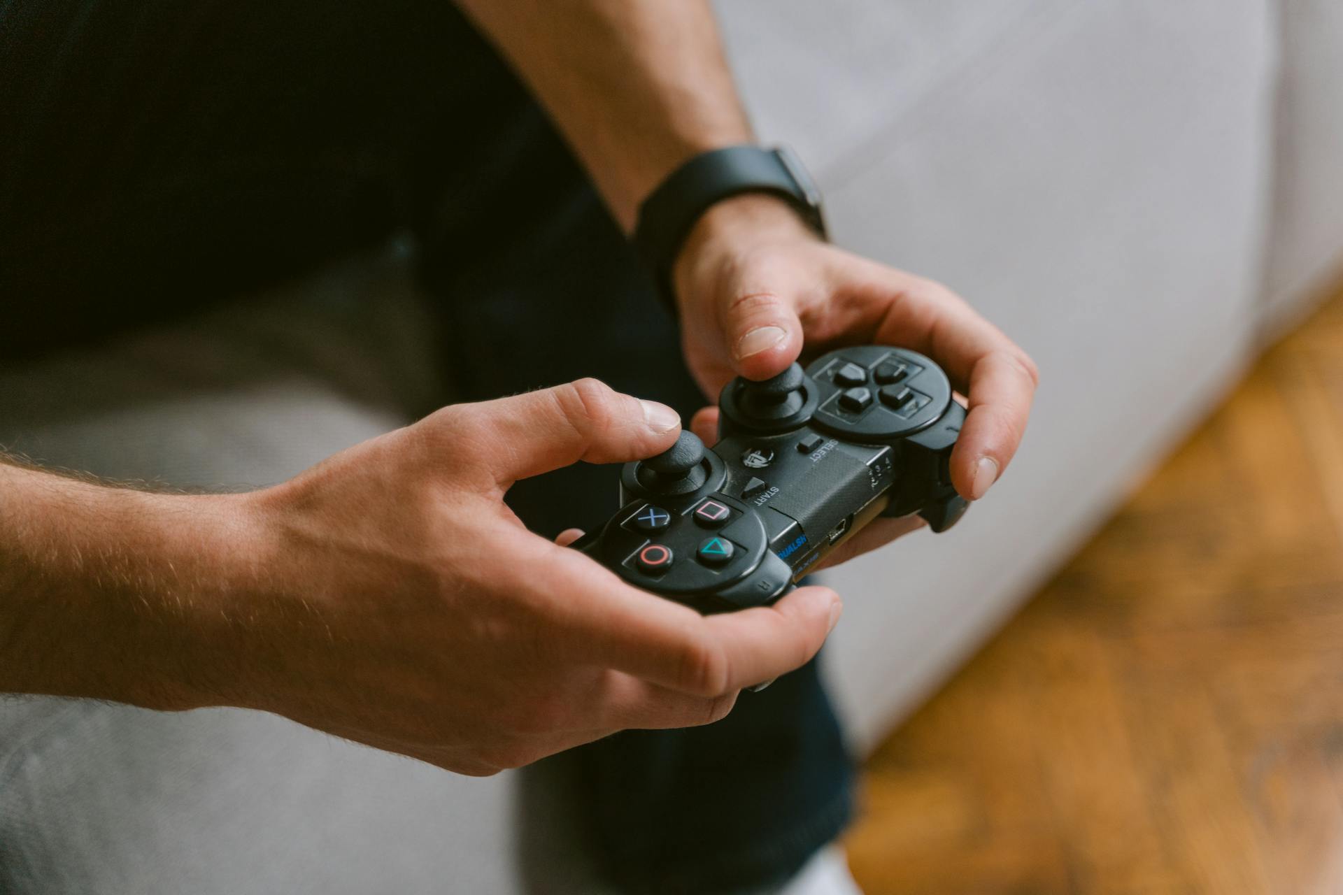 Un hombre sujetando una consola de videojuegos | Fuente: Pexels