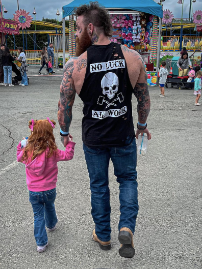 Kevin Clevenger y su hija Viola | Fuente: Instagram.com/ironsanctuary