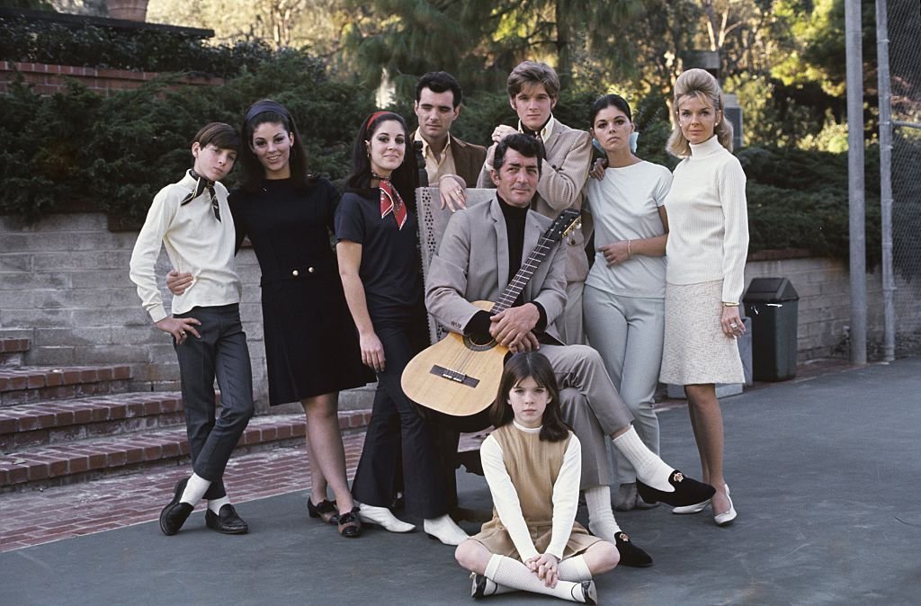 Dean Martin con su esposa Jeanne e hijos: Gail, Craig, Claudia, Deana, Gina, Ricci y Dean Paul. Año 1966. | Foto: Getty Images