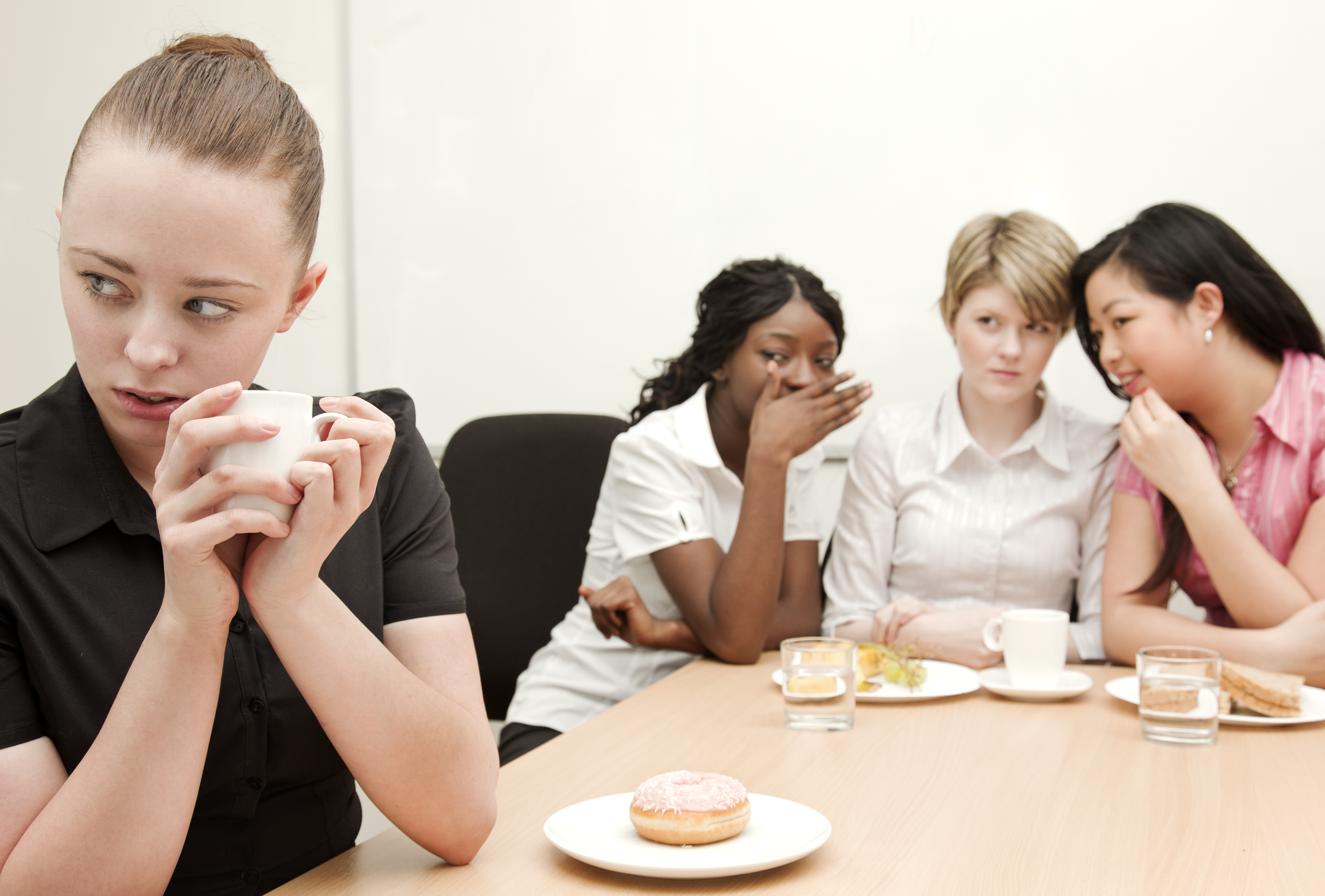 Tres mujeres intimidando a una cuarta | Foto: Getty Images