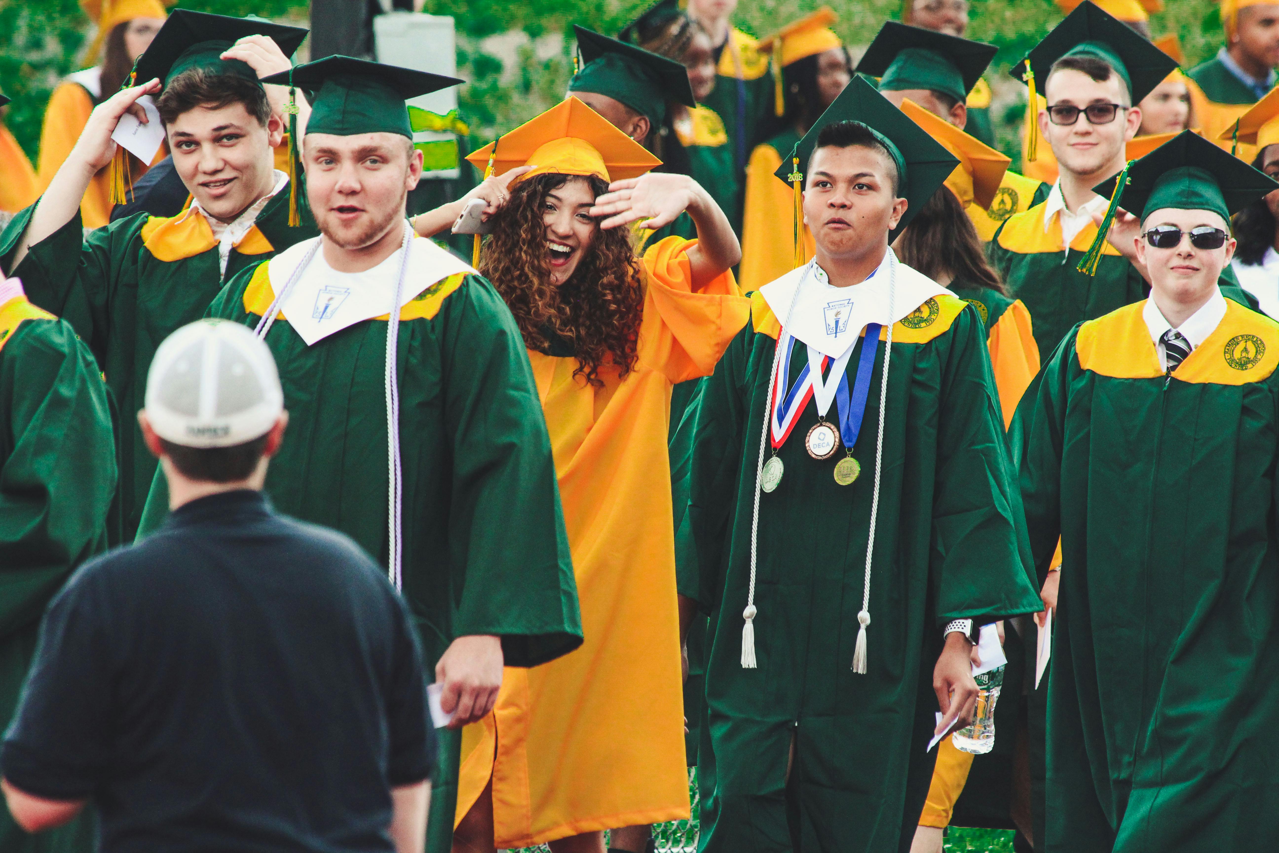 Graduados universitarios en una ceremonia | Fuente: Pexels