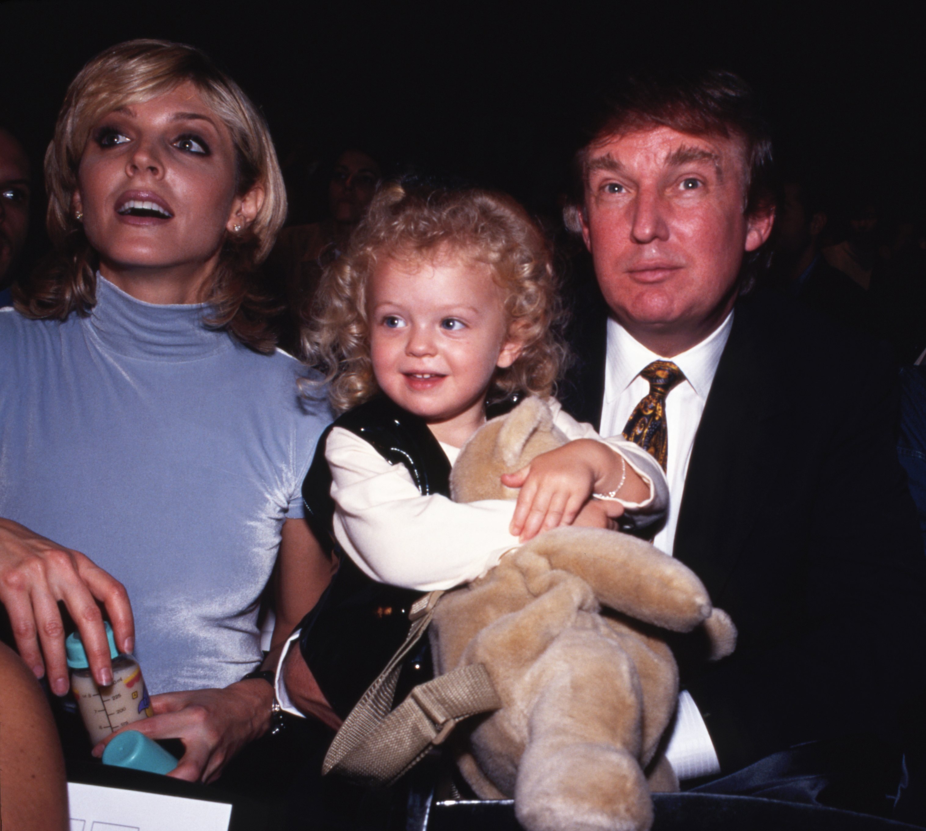 Marla Maples y Donald Trump fotografiados con su hija en 1995 en Nueva York | Fuente: Getty Images