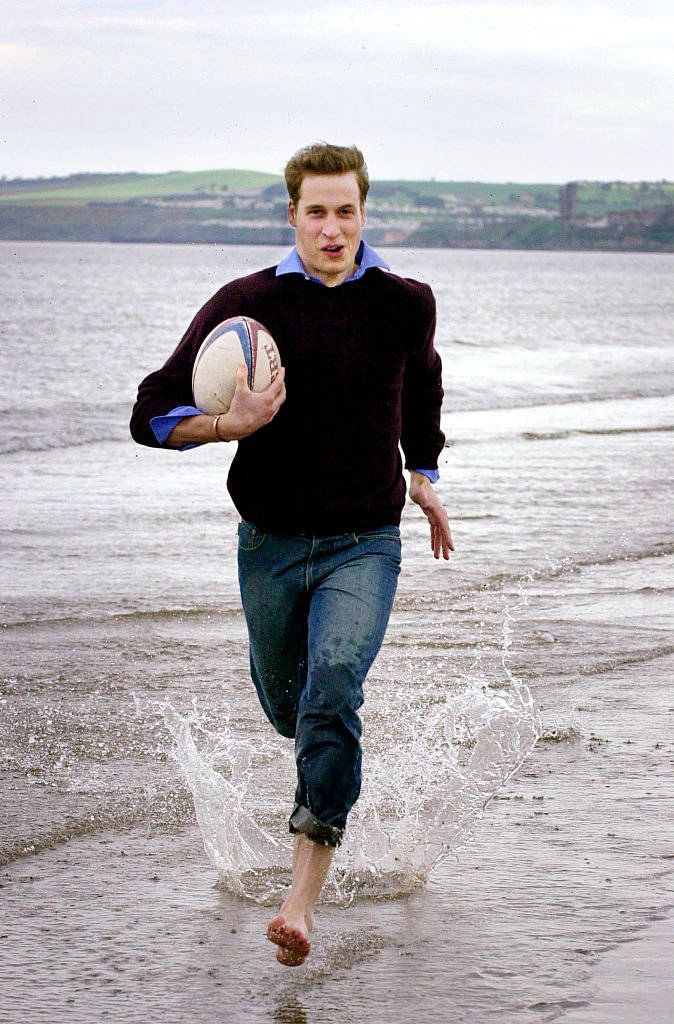 El príncipe William descalzo en la arena de la playa cerca de su casa universitaria en mayo de 2003. | Foto: Getty Images.