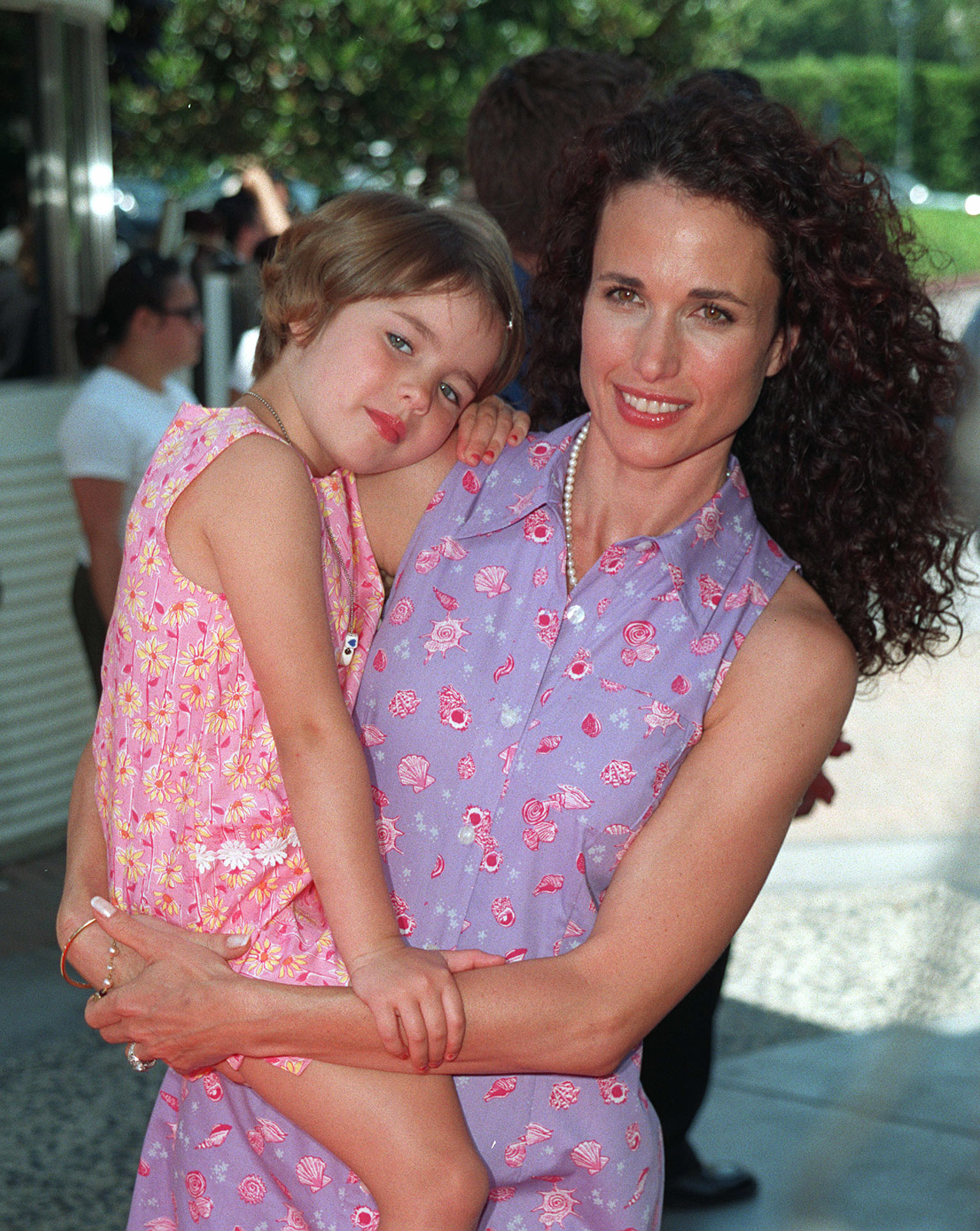 Andie McDowell y su hija Margaret Qualley el 11 de julio de 1999 | Fuente: Getty Images