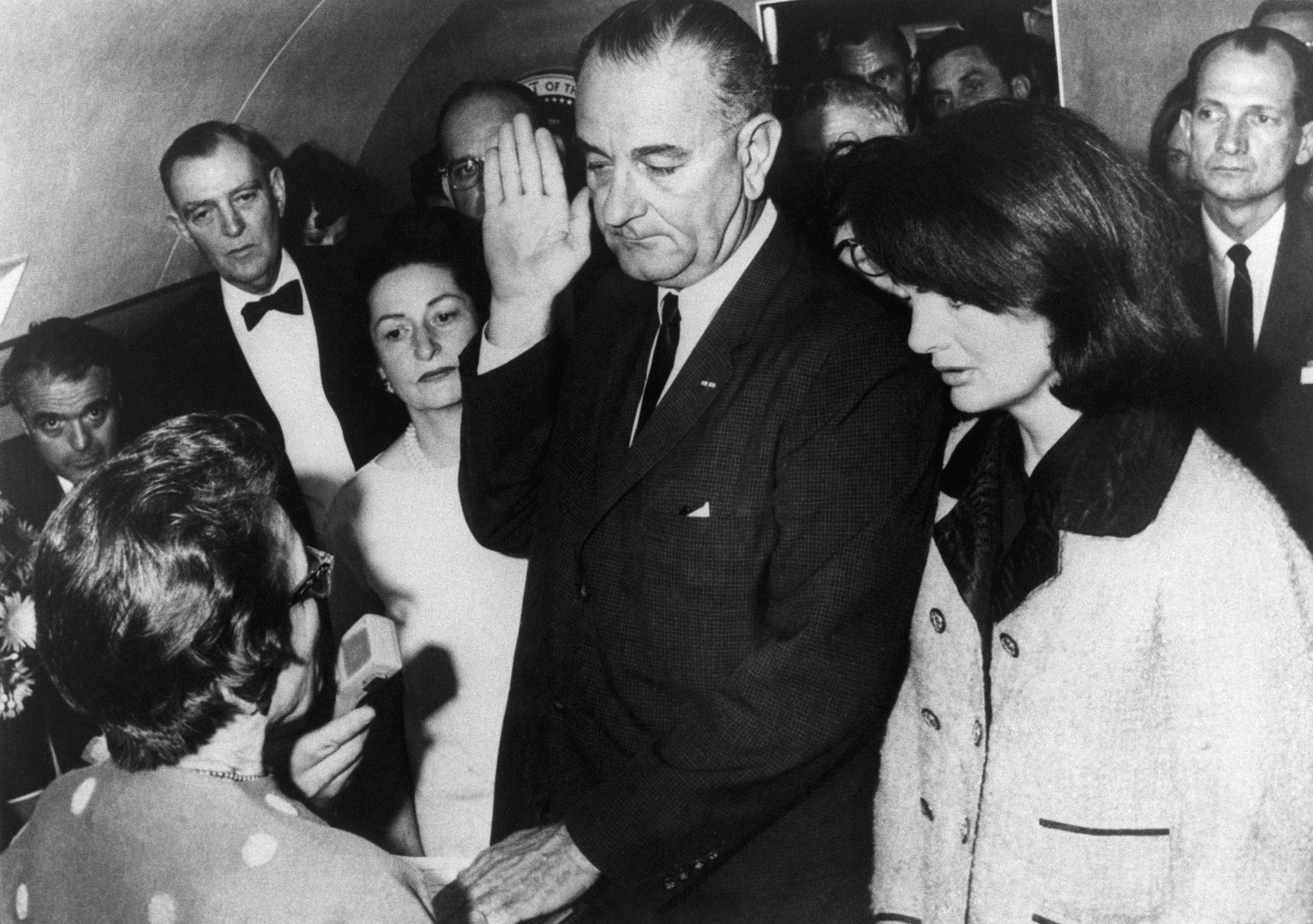 Lyndon B. Johnson toma posesión de la presidencia a bordo del Air Force One en Dallas, Texas. | Foto: Getty Images