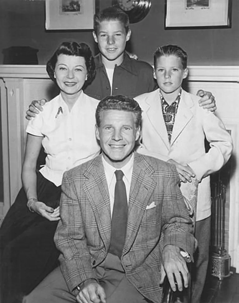 Ozzie Nelson, Harriet Nelson, David Nelson y Ricky Nelson hacia 1952. | Foto: Wikimedia Commons.