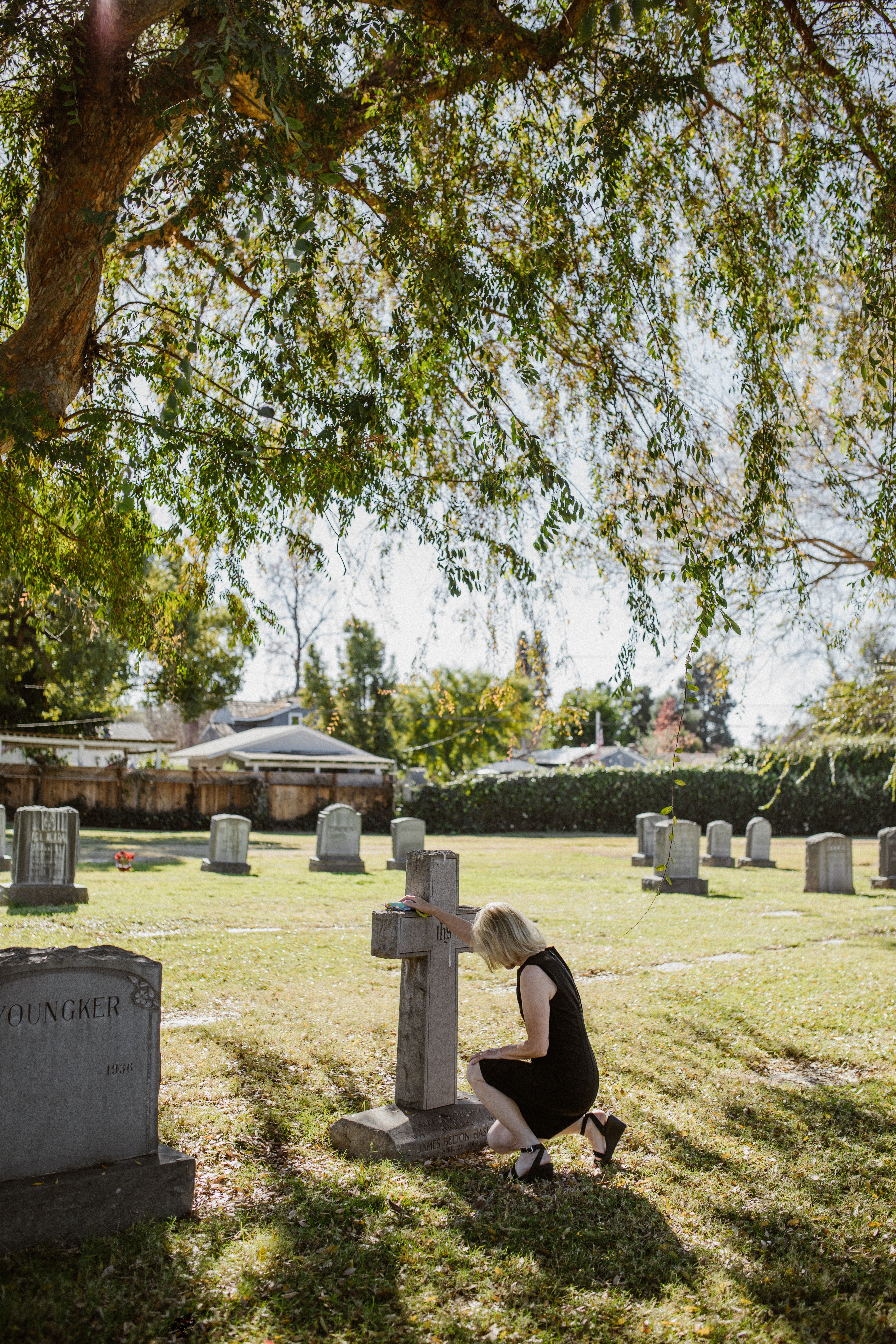 Mujer desconsolada frente a una tumba. | Foto: Pexels