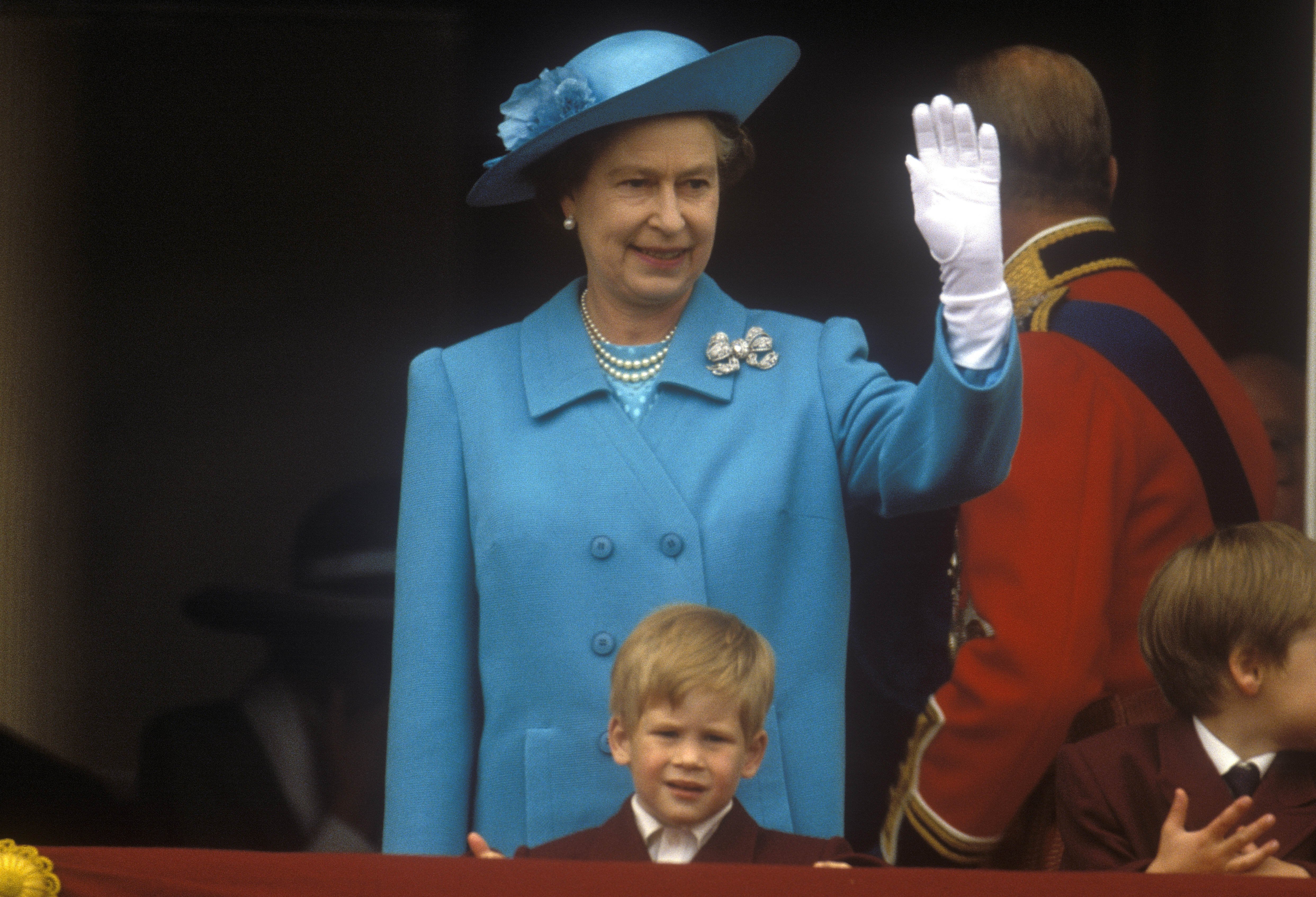 La reina Elizabeth II y el príncipe Harry en Trooping the Colour,  el 11 de junio de 1988. | Foto: Getty Images