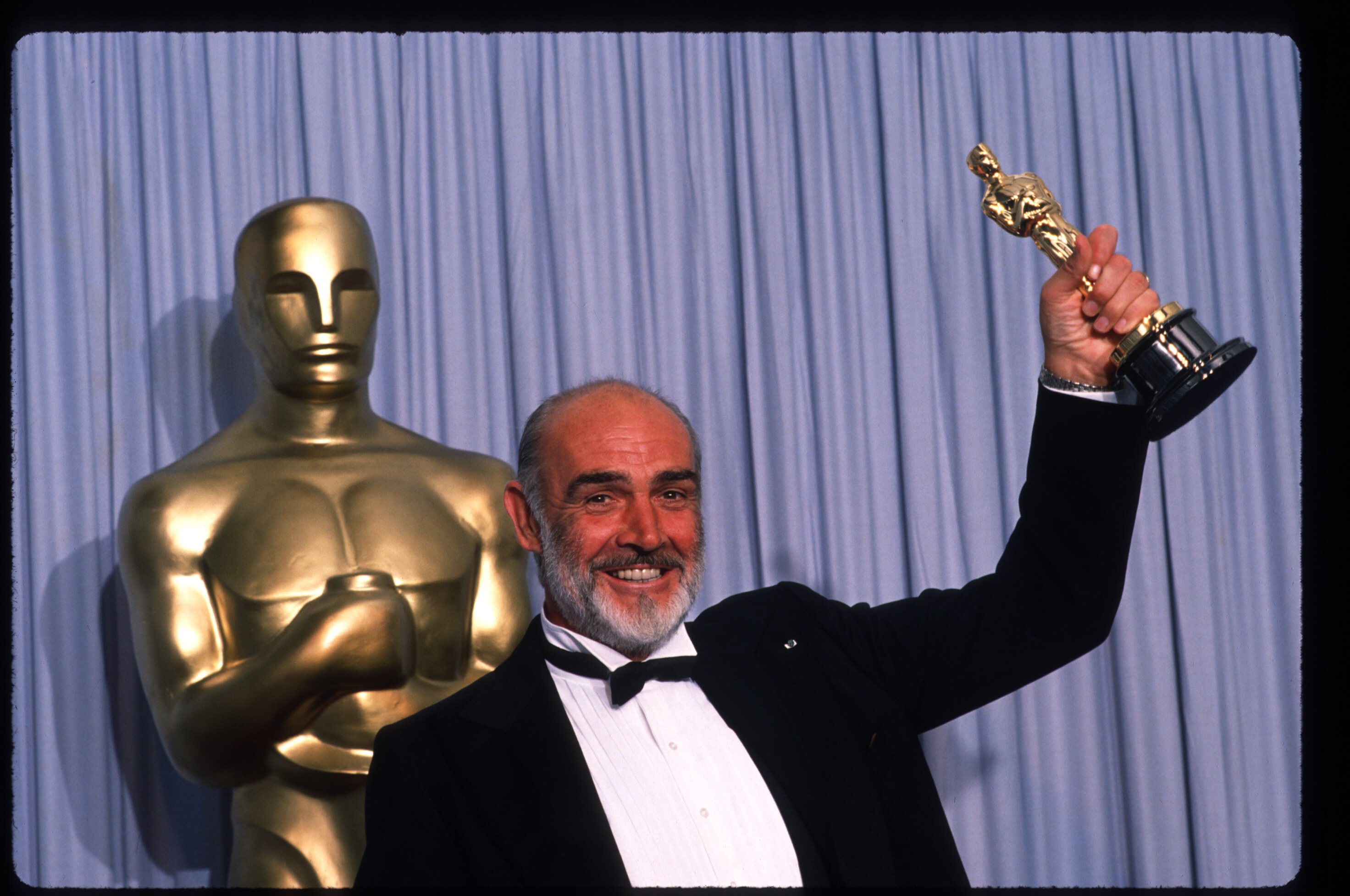 Sean Connery sosteniendo su Oscar al Mejor Actor en un Papel de Reparto por "The Untouchables" en los Premios de la Academia, el 11 de abril de 1988 en Los Ángeles, California. | Foto: Getty Images
