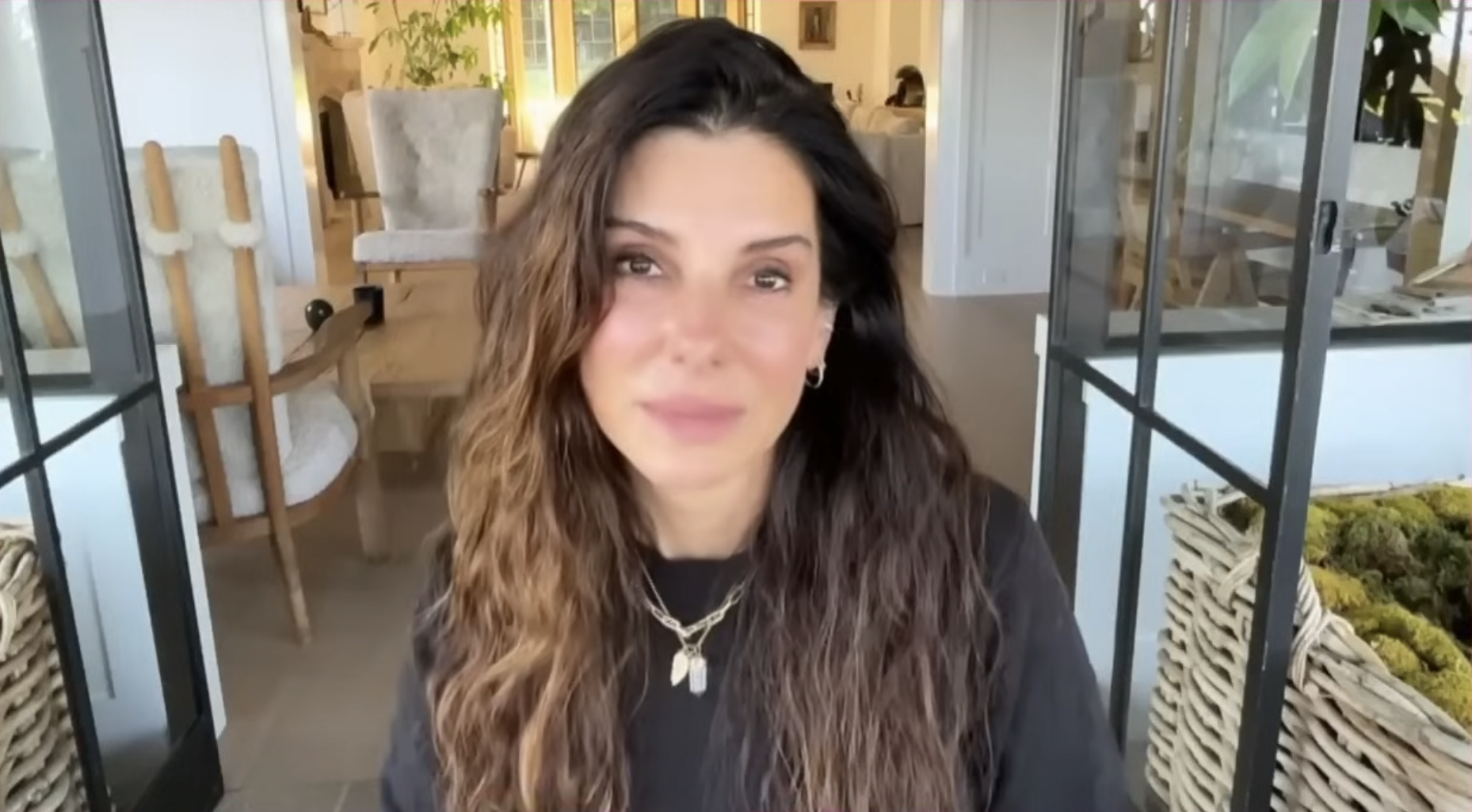 Captura de pantalla de Sandra Bullock compartiendo un dulce mensaje de cumpleaños con Hoda Kotb en un vídeo publicado el 12 de agosto de 2024 | Fuente: YouTube/@HodaAndJenna