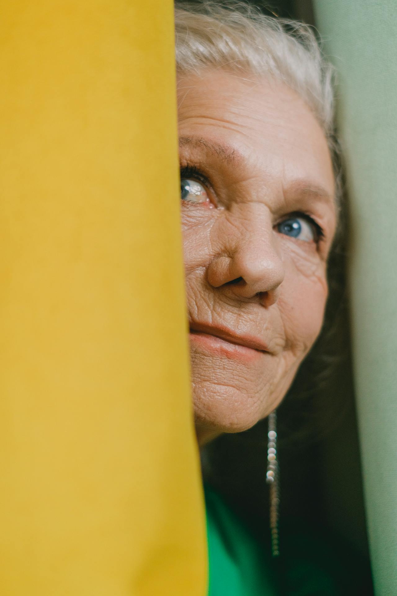 Una señora mayor sonriendo | Fuente: Pexels