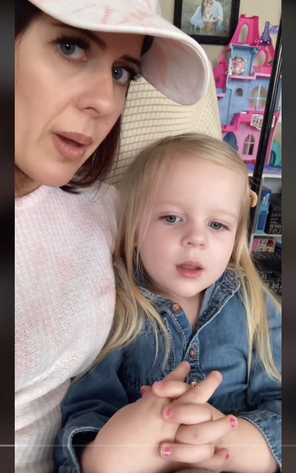 La mamá de TikToker con su hija pequeña, en un vídeo del 13 de abril de 2024 | Fuente: TikTok/@rachandrosieb