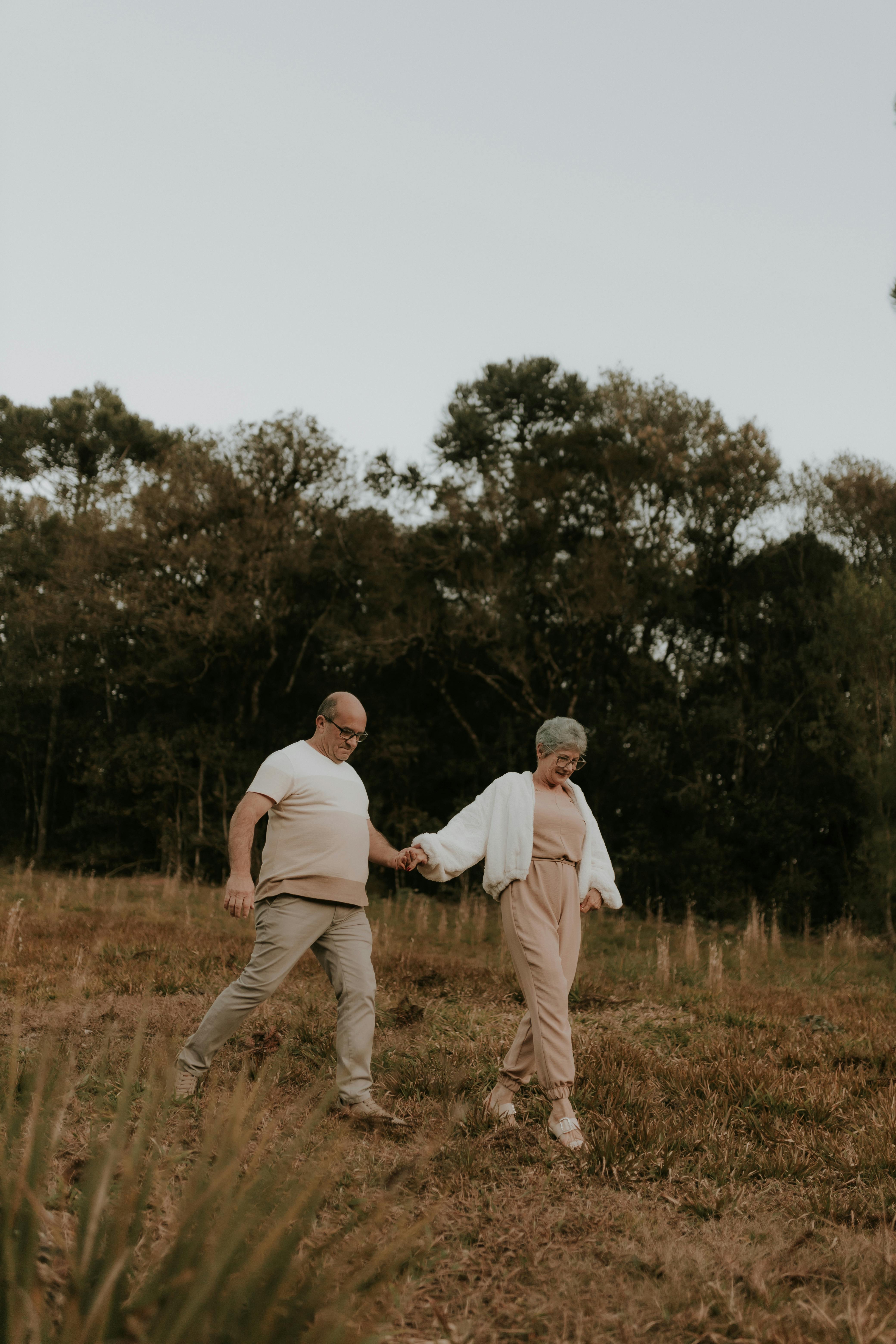 Una pareja cogida de la mano | Fuente: Pexels