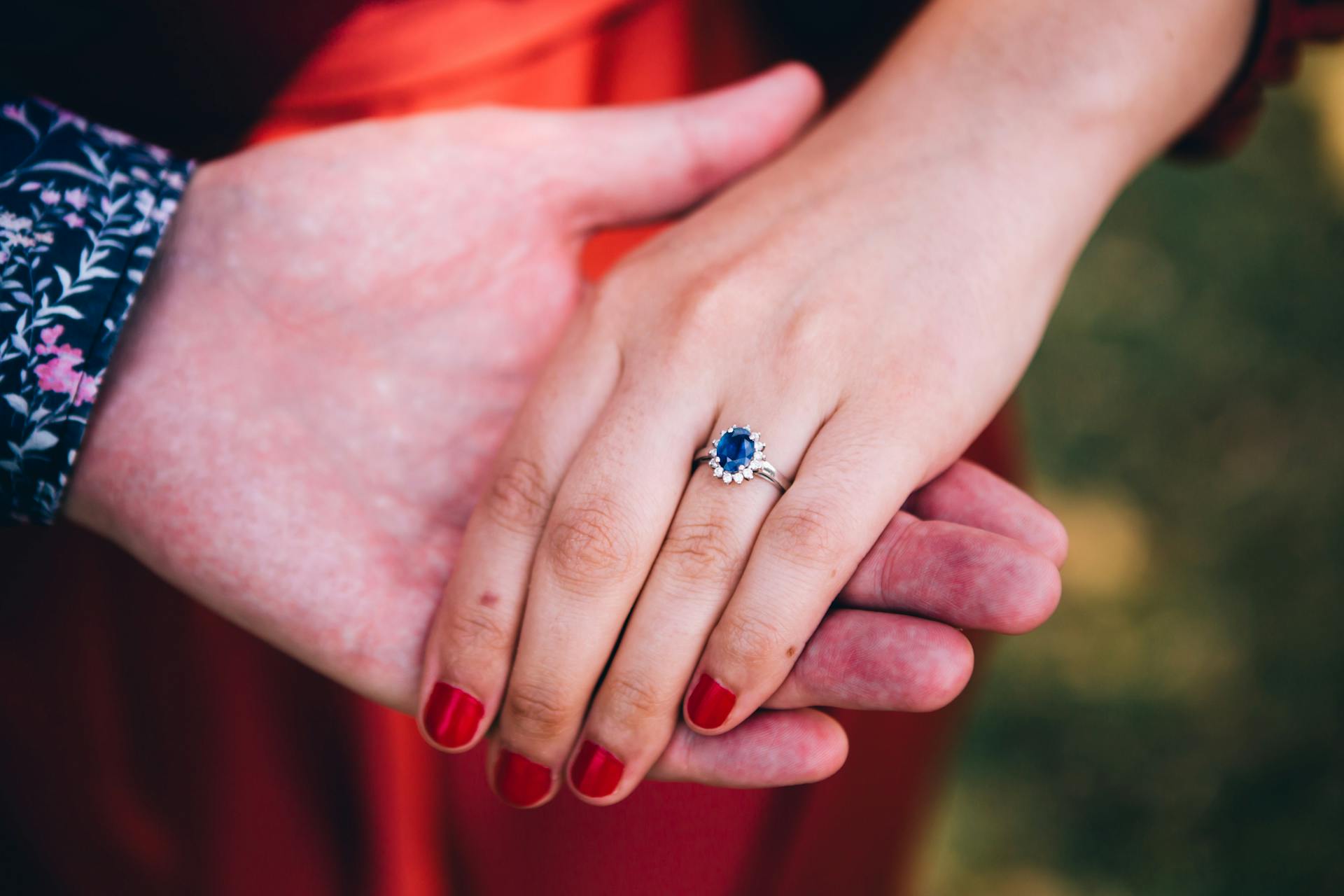 Primer plano de un hombre cogiendo la mano de una mujer | Fuente: Pexels