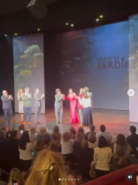 Andrea Frigerio celebrando su cumpleaños junto a sus compañeros desde el teatro | Fuente: Instagram/andreafrigeriook
