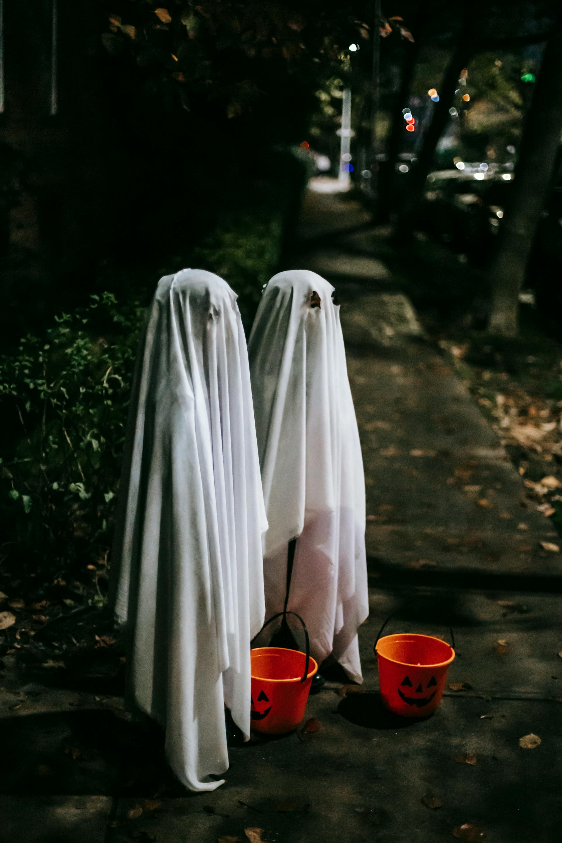 Niños disfrazados de fantasmas | Foto: Pexels