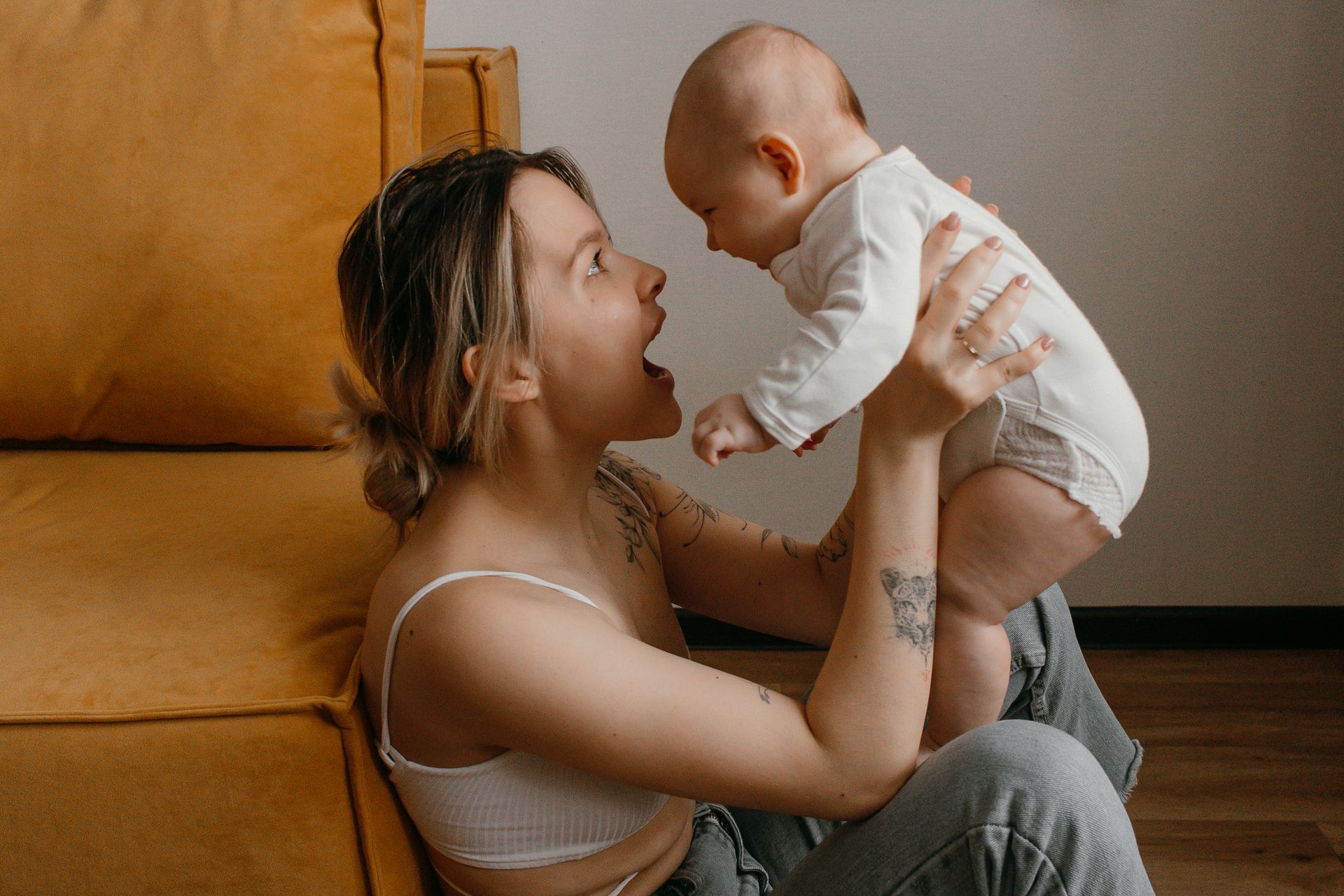 Una mujer con su bebé en brazos | Fuente: Pexels