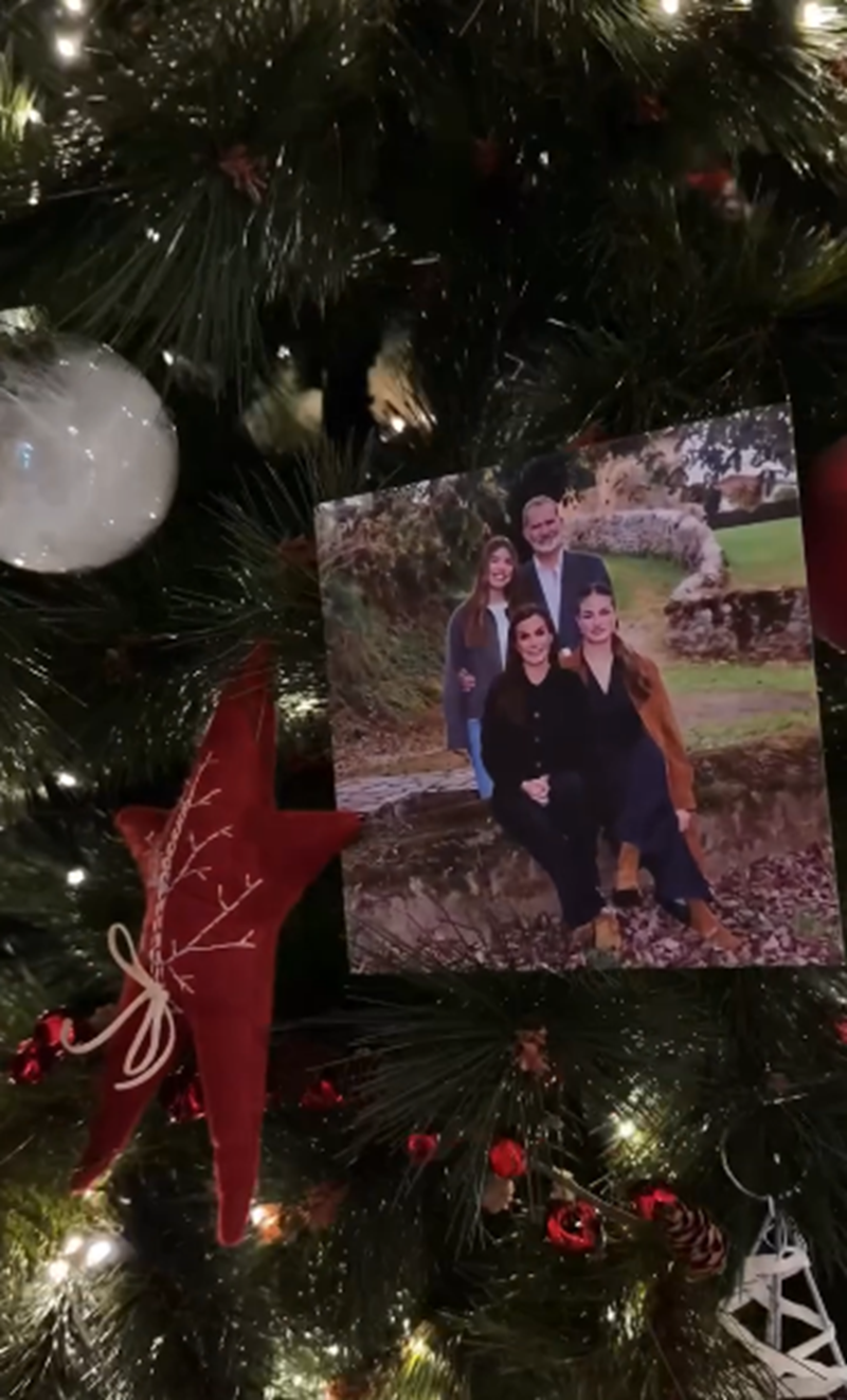 Tarjeta en el árbol de Navidad de la familia real española del año 2025 | Fuente: Instagram/casareal.es