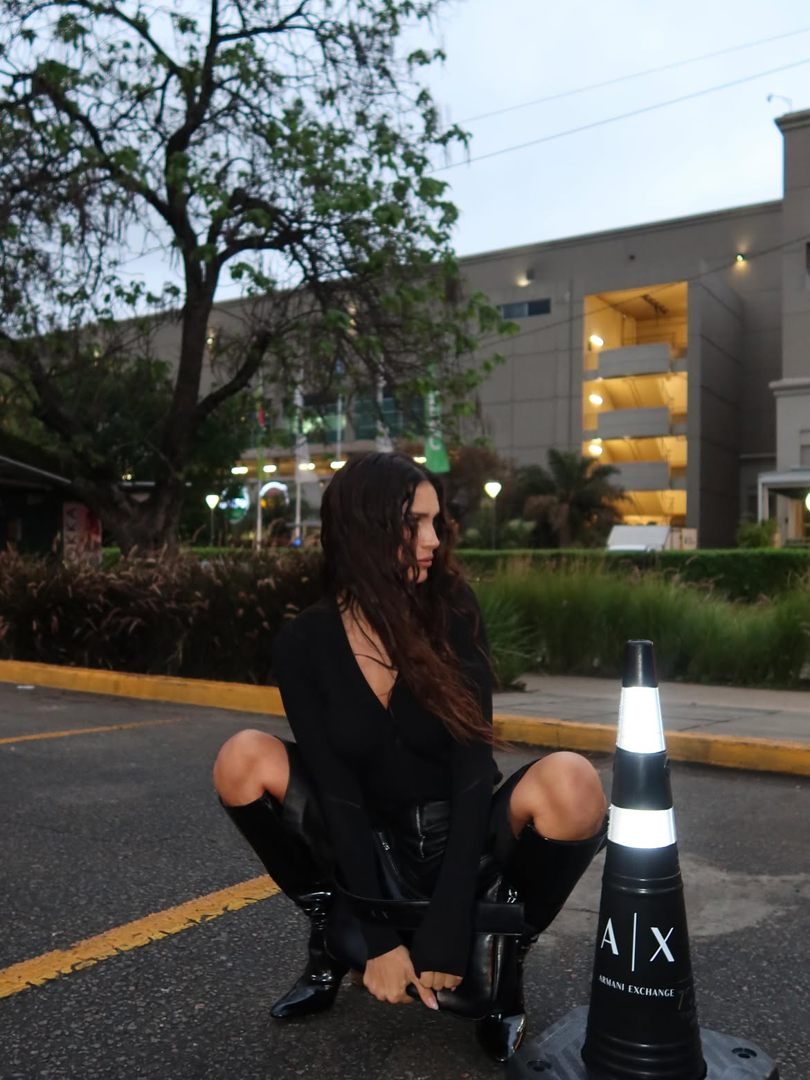 Zaira Nara mostrando el look negro que lució en un evento exclusivo de una reconocida firma italiana | Fuente: Instagram/zaira.nara