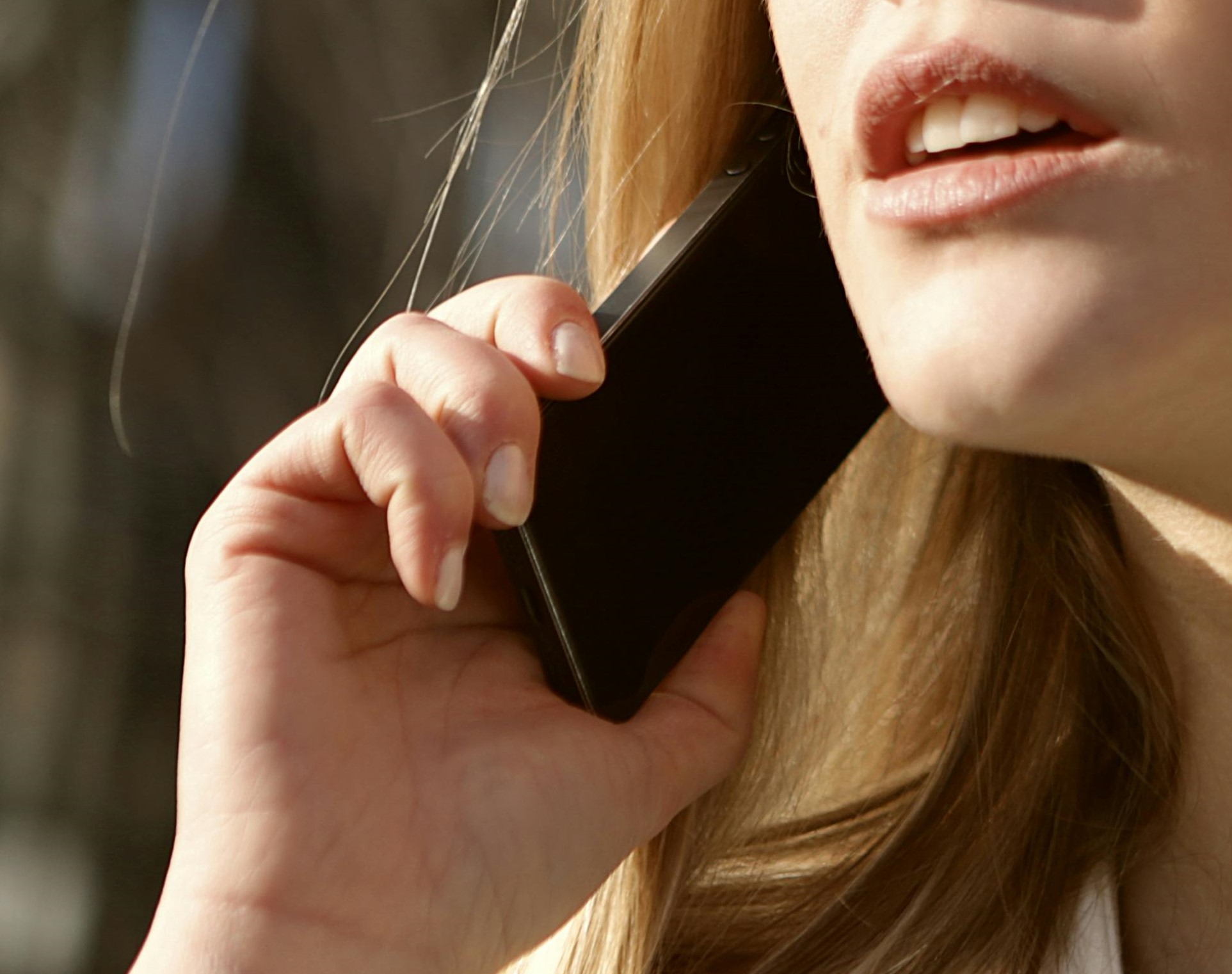 Primer plano de una mujer hablando por teléfono | Fuente: Pexels