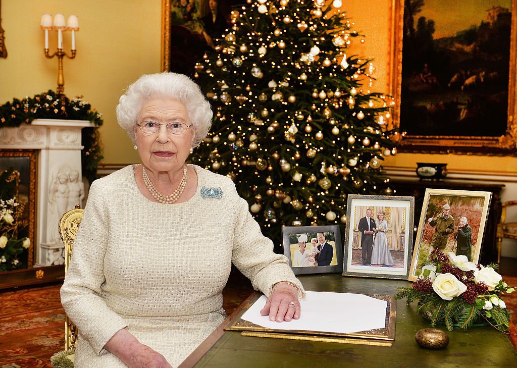 La reina Isabel II en el Palacio de Buckingham, después de grabar su transmisión del día de Navidad a la Commonwealth el 25 de diciembre de 2015 en Londres, Inglaterra. | Foto: Getty Images