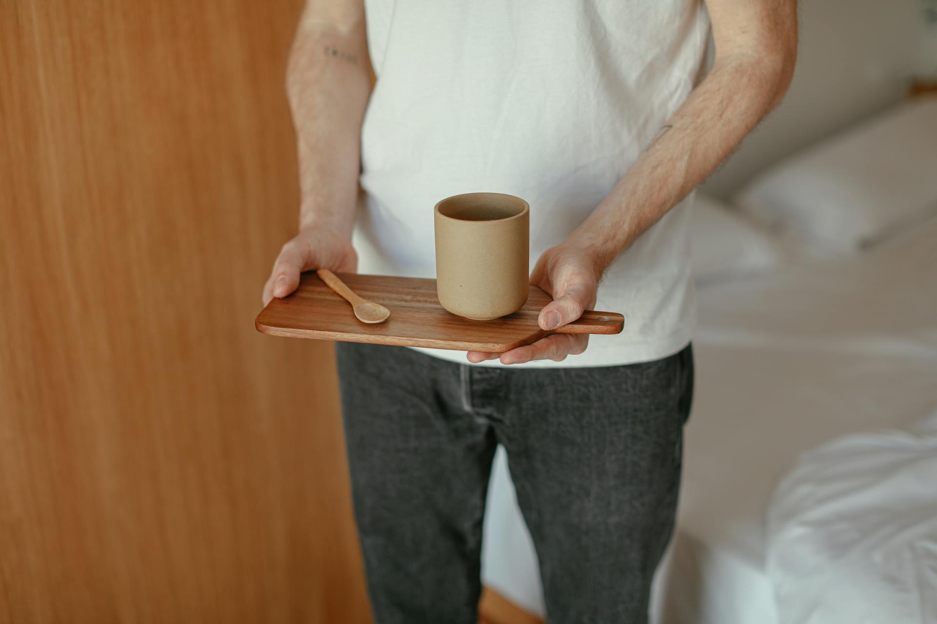 Un hombre con una taza de té en la mano | Fuente: Pexels
