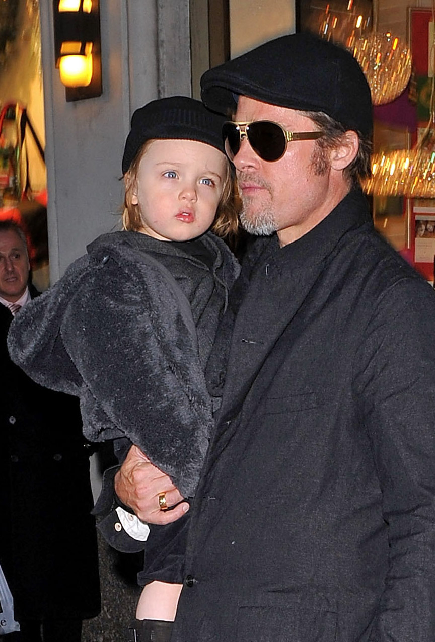Brad Pitt y Vivienne Jolie-Pitt el 4 de diciembre de 2010, en Nueva York | Fuente: Getty Images