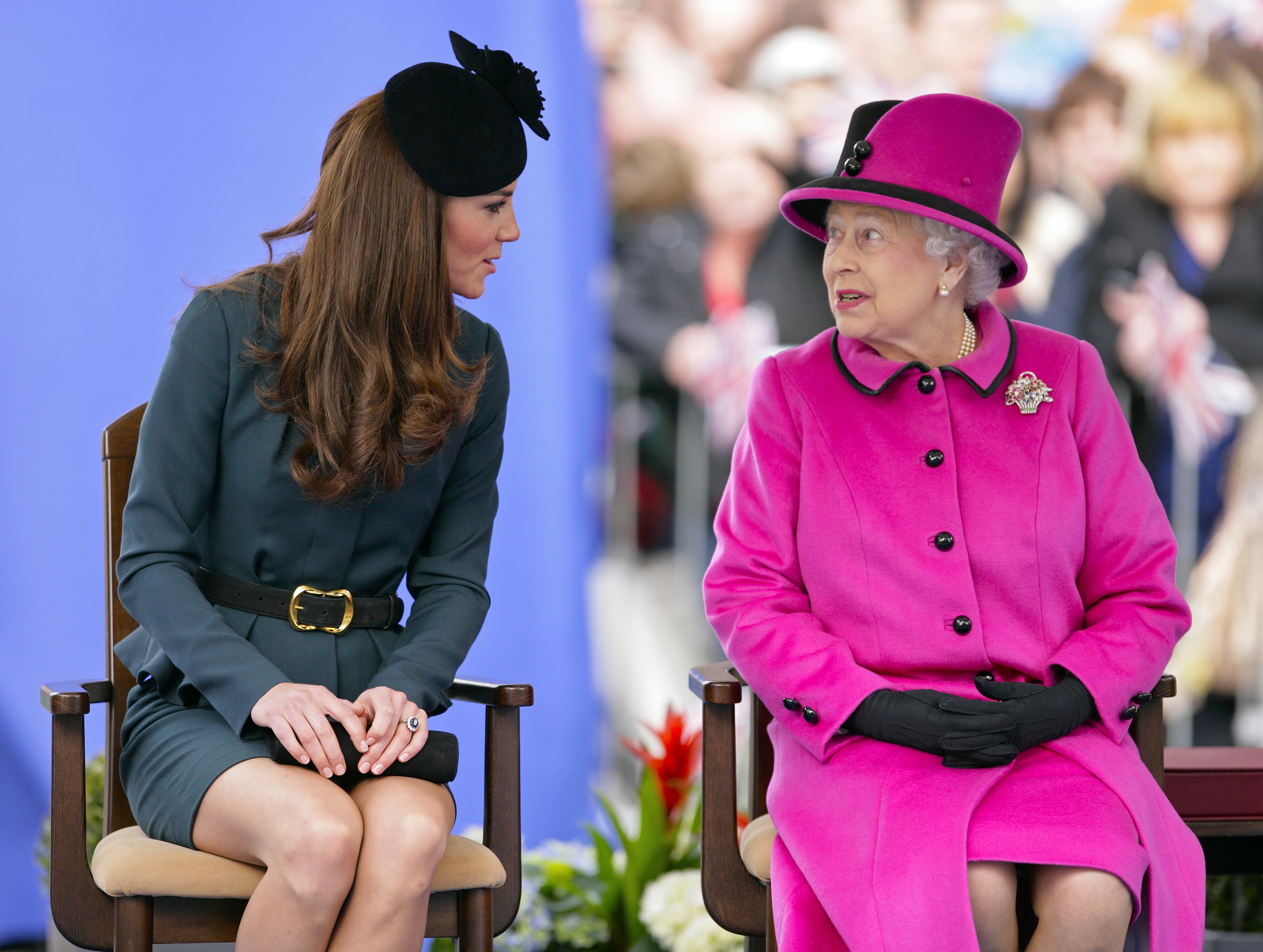 Kate, duquesa de Cambridge y la reina Elizabeth II el 8 de marzo de 2012 en Leicester, Inglaterra.| Foto: Getty Images
