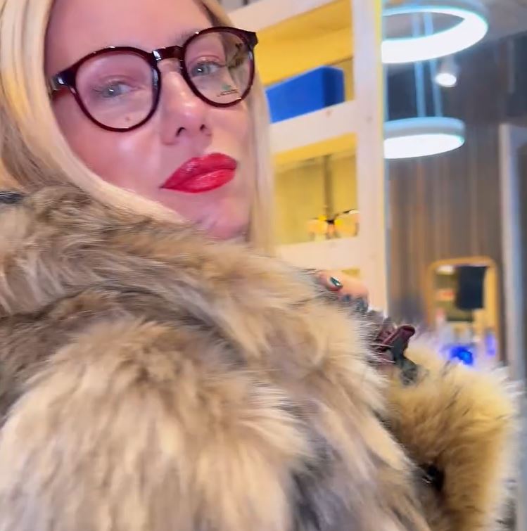 Nicole Neumann se prueba anteojos | Fuente: Instagram/nikitaneumannoficial