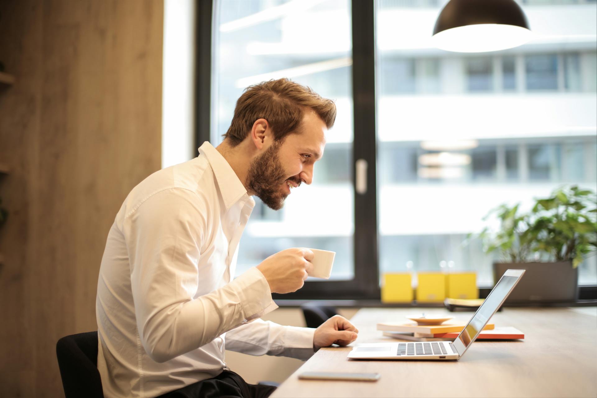 Un hombre utilizando un ordenador portátil | Fuente: Pexels