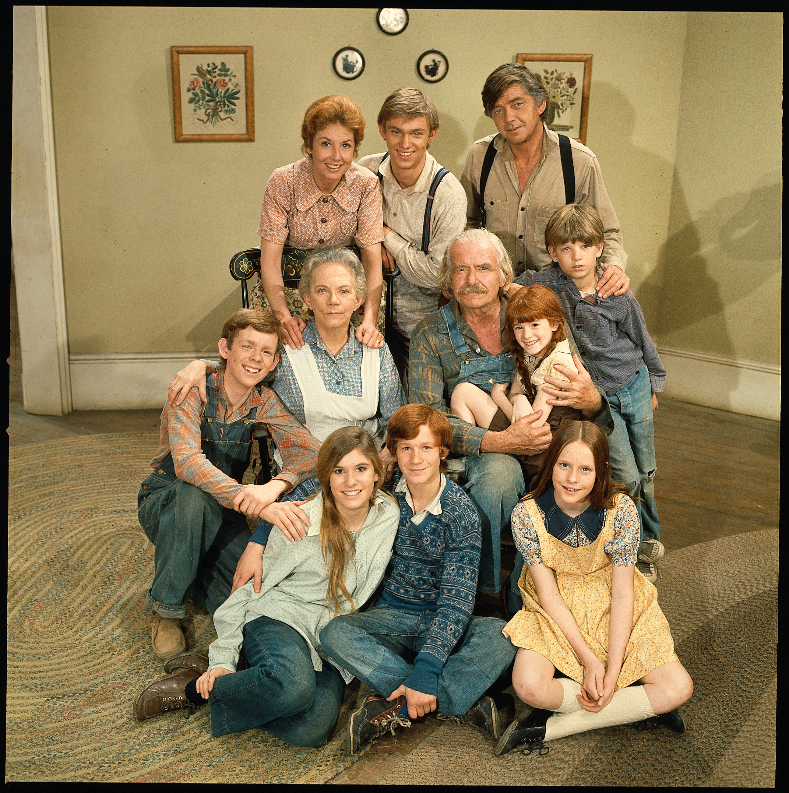 El reparto de la exitosa serie de televisión "The Waltons" posa para una foto promocional, 1972 | Fuente: Getty Images