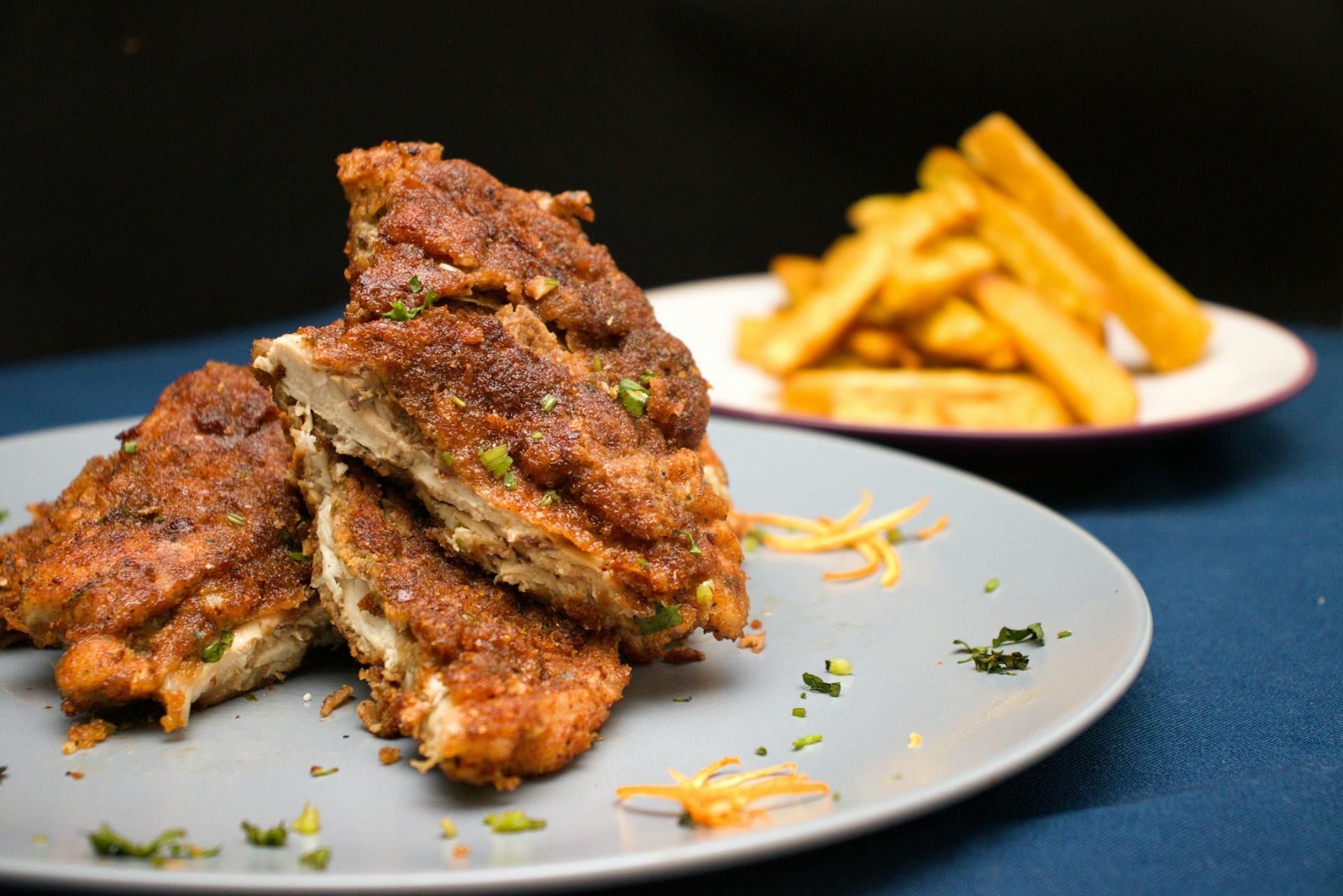 Dos platos de carne frita y patatas fritas | Fuente: Pexels